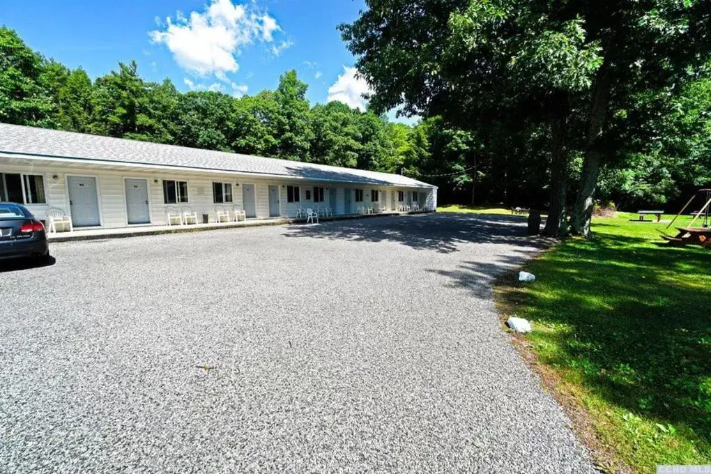 Property Building in Red Ranch Inn