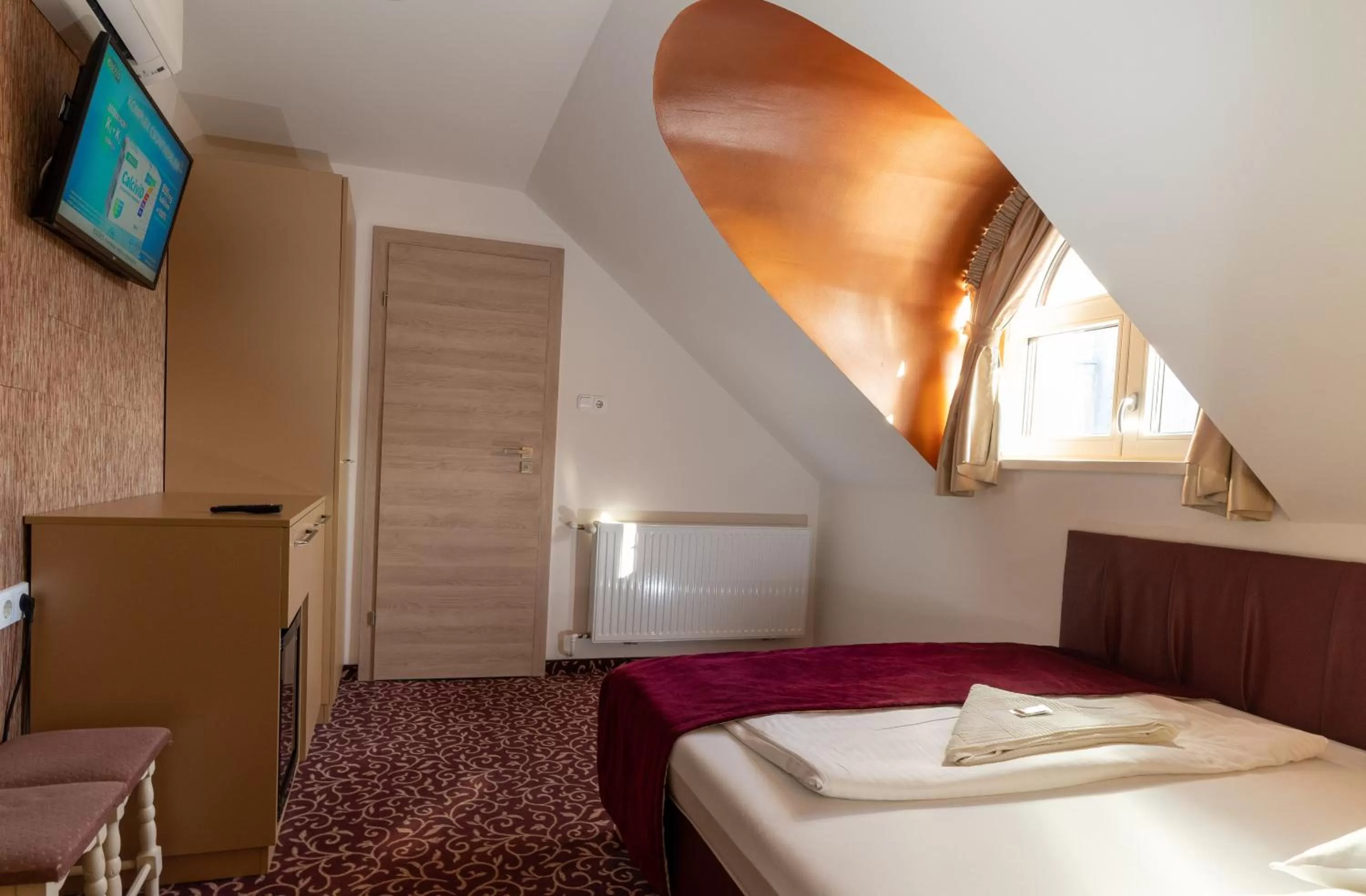 Photo of the whole room, Bed in Teátrum Boutique Hotel