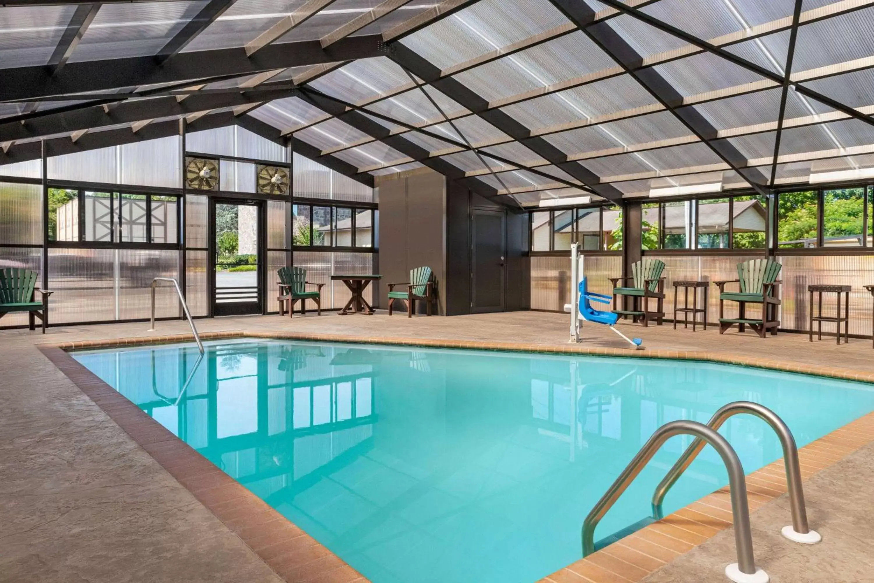 Swimming Pool in Howard Johnson by Wyndham Pigeon Forge