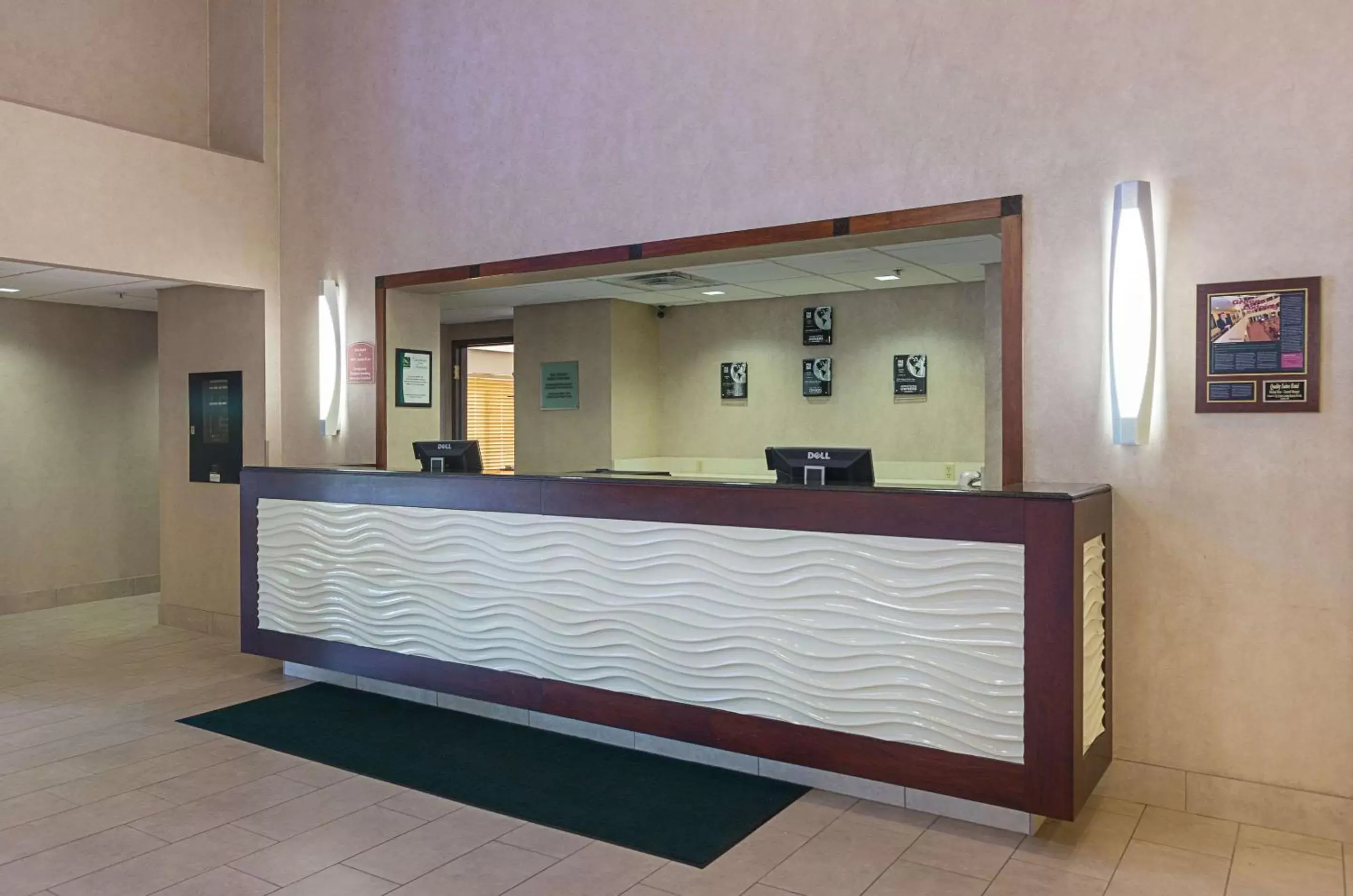 Lobby or reception, Lobby/Reception in Quality Suites Hotel - Lansing