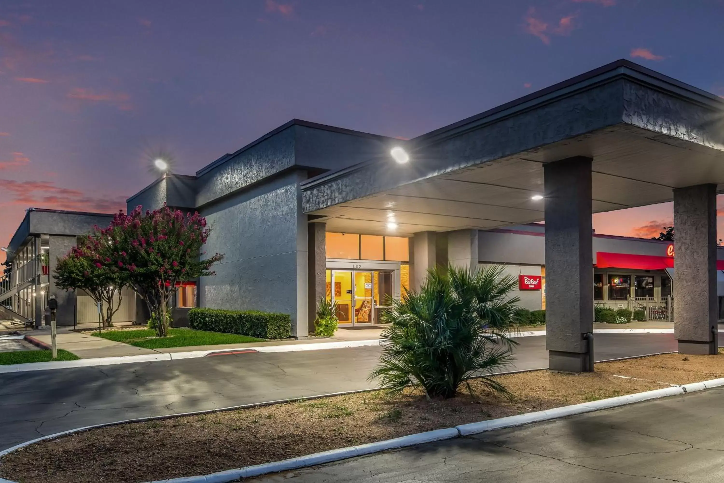 Property building, Facade/Entrance in Red Roof Inn Lewisville