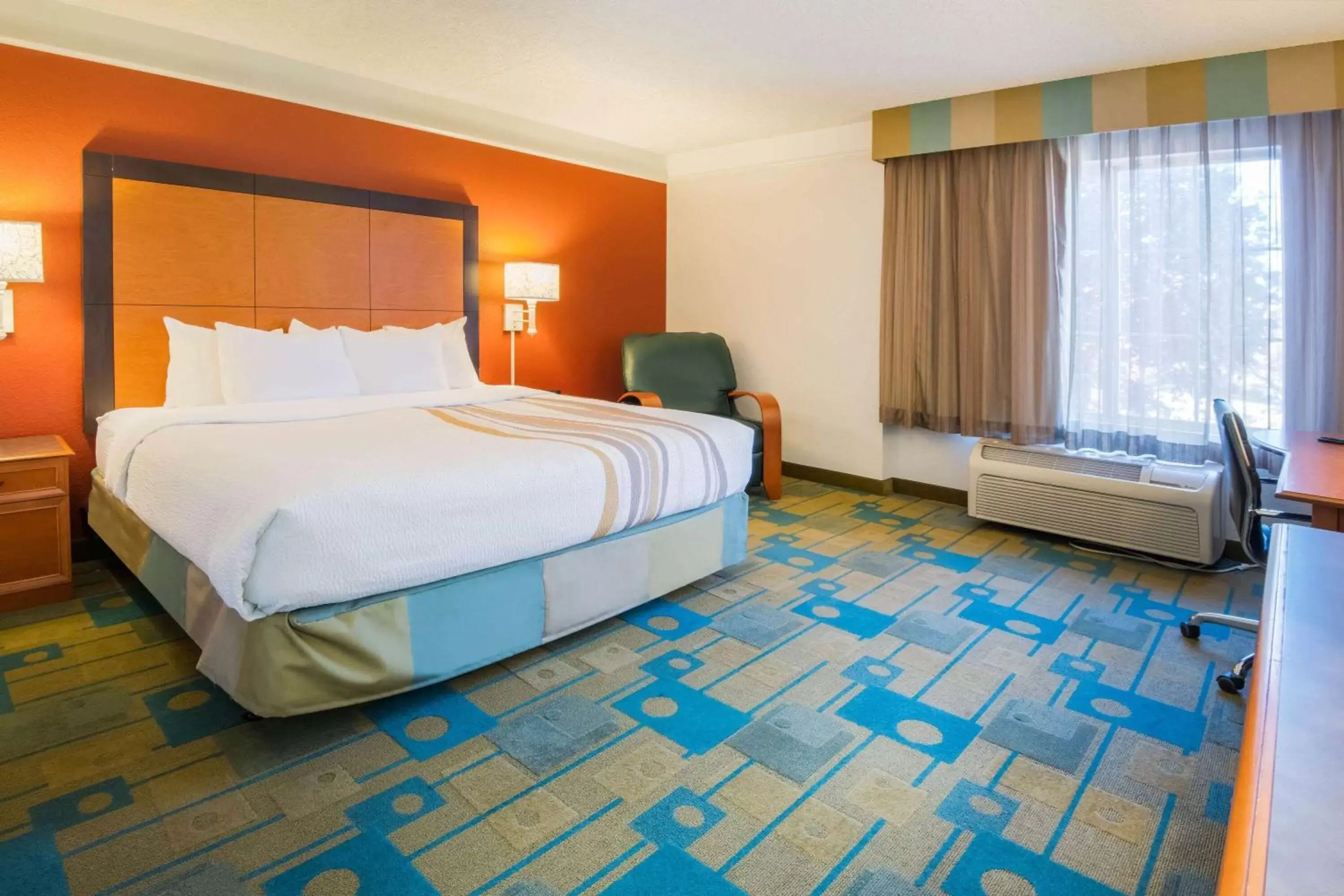 Photo of the whole room, Bed in La Quinta by Wyndham Colorado Springs South Airport