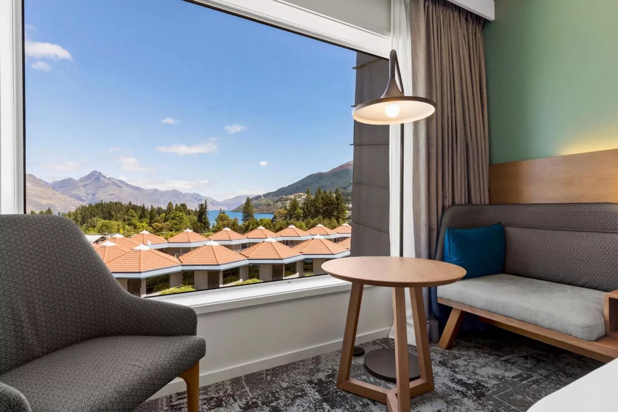 Photo of the whole room, Mountain View in Holiday Inn Express & Suites Queenstown, an IHG Hotel