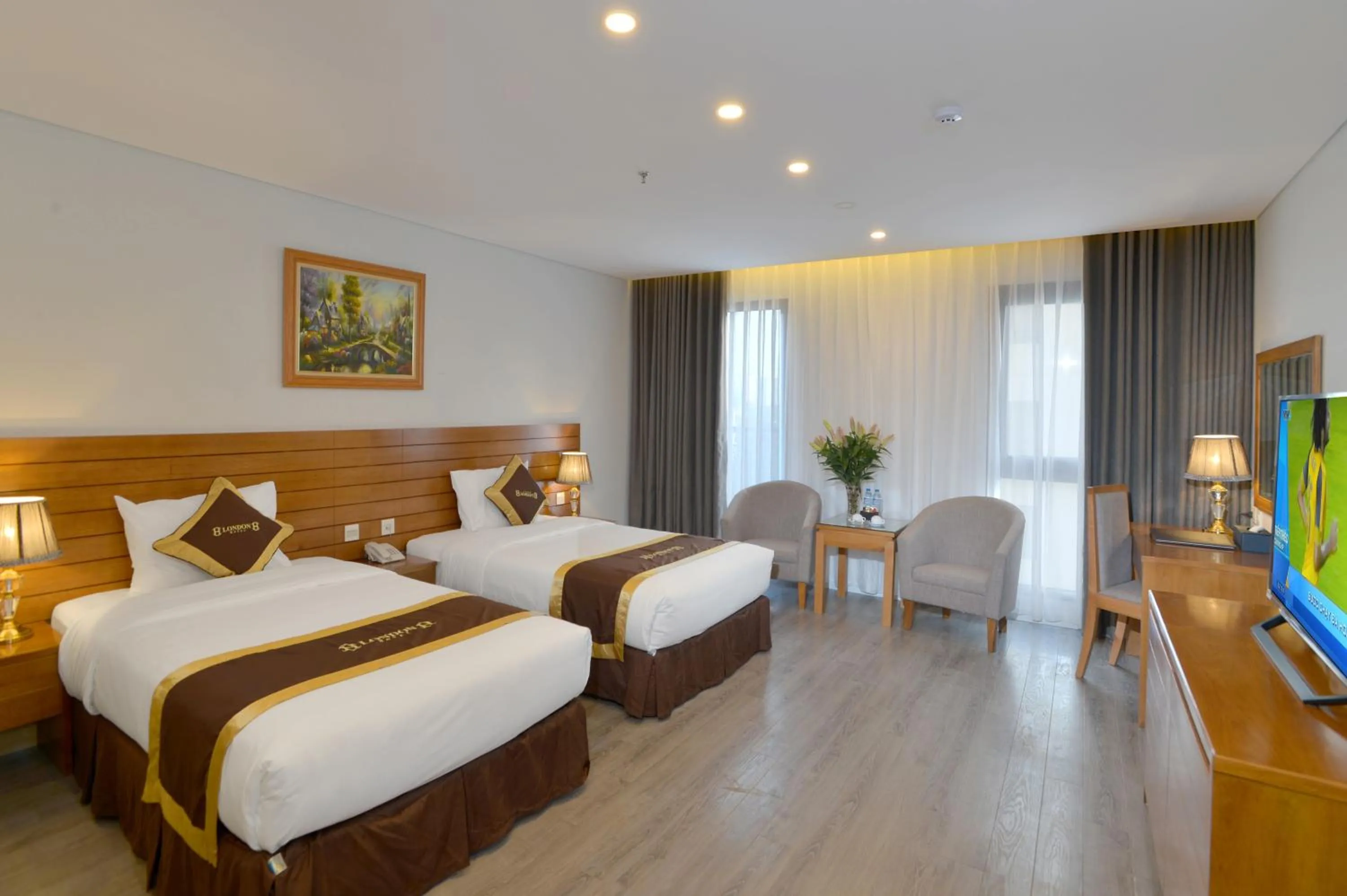 Bed in London Hanoi Hotel