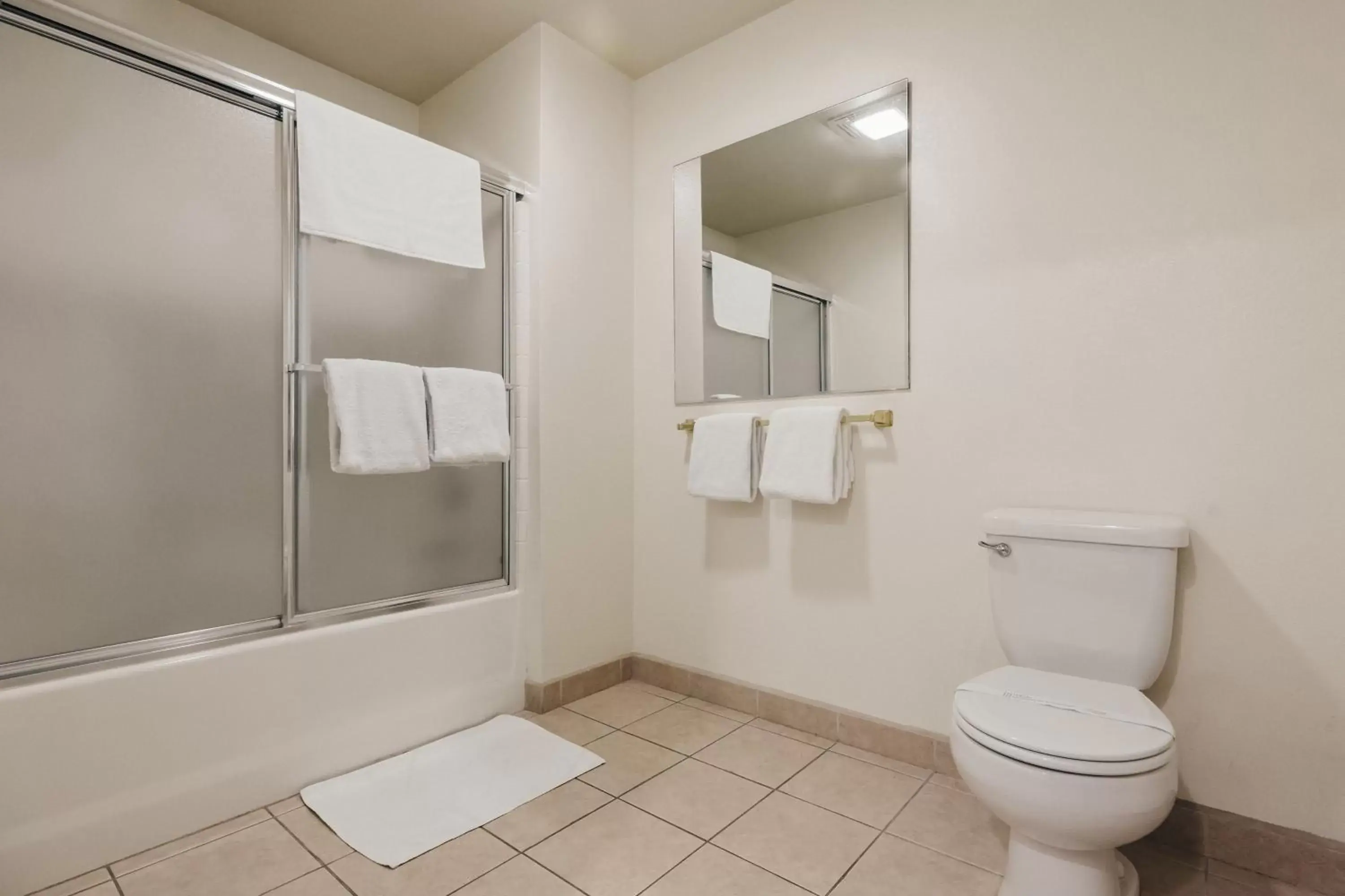 Shower, Bathroom in Vintage Lakeside Inn