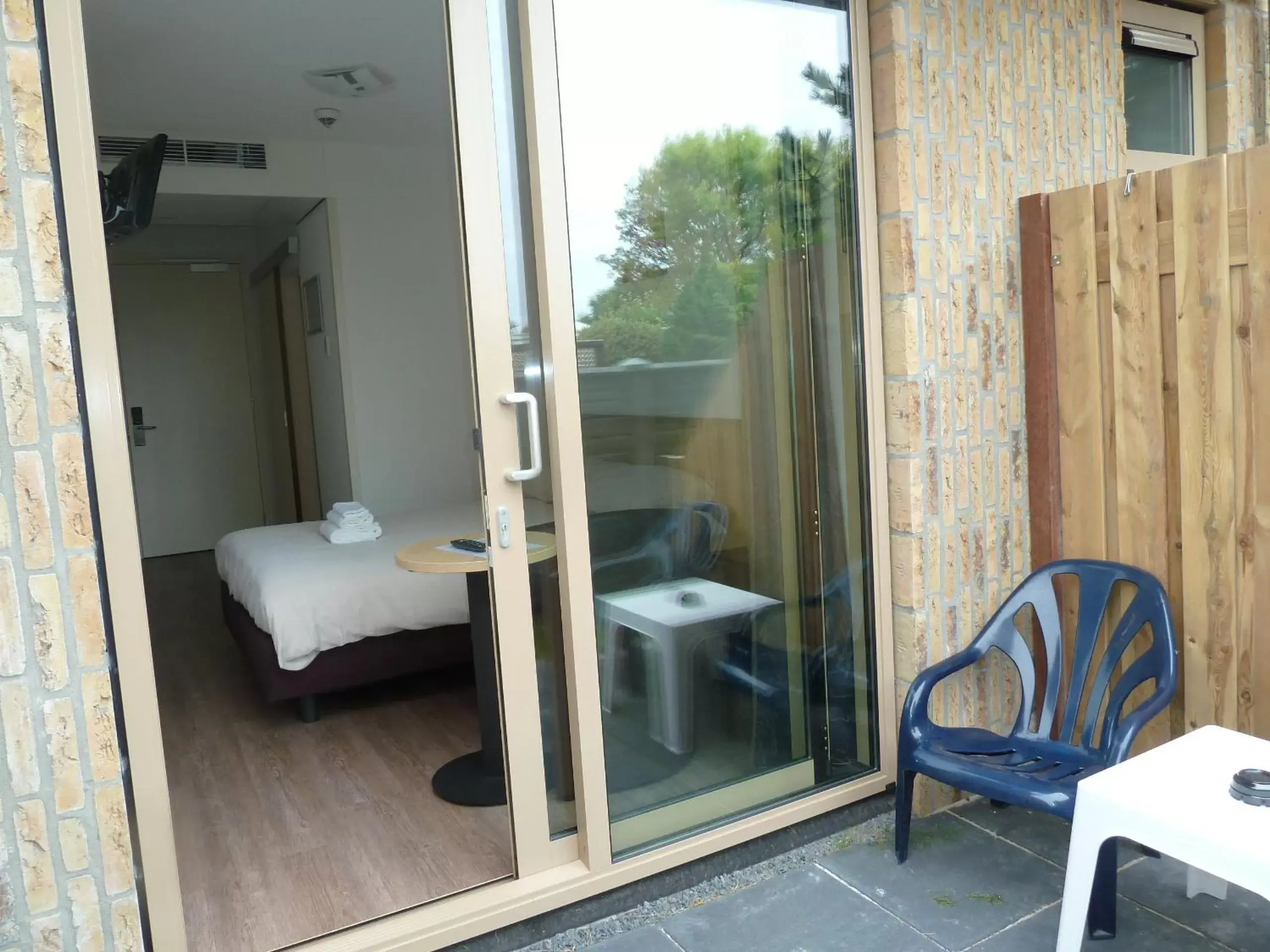 Balcony/Terrace, Bathroom in Hotel het Zwaantje