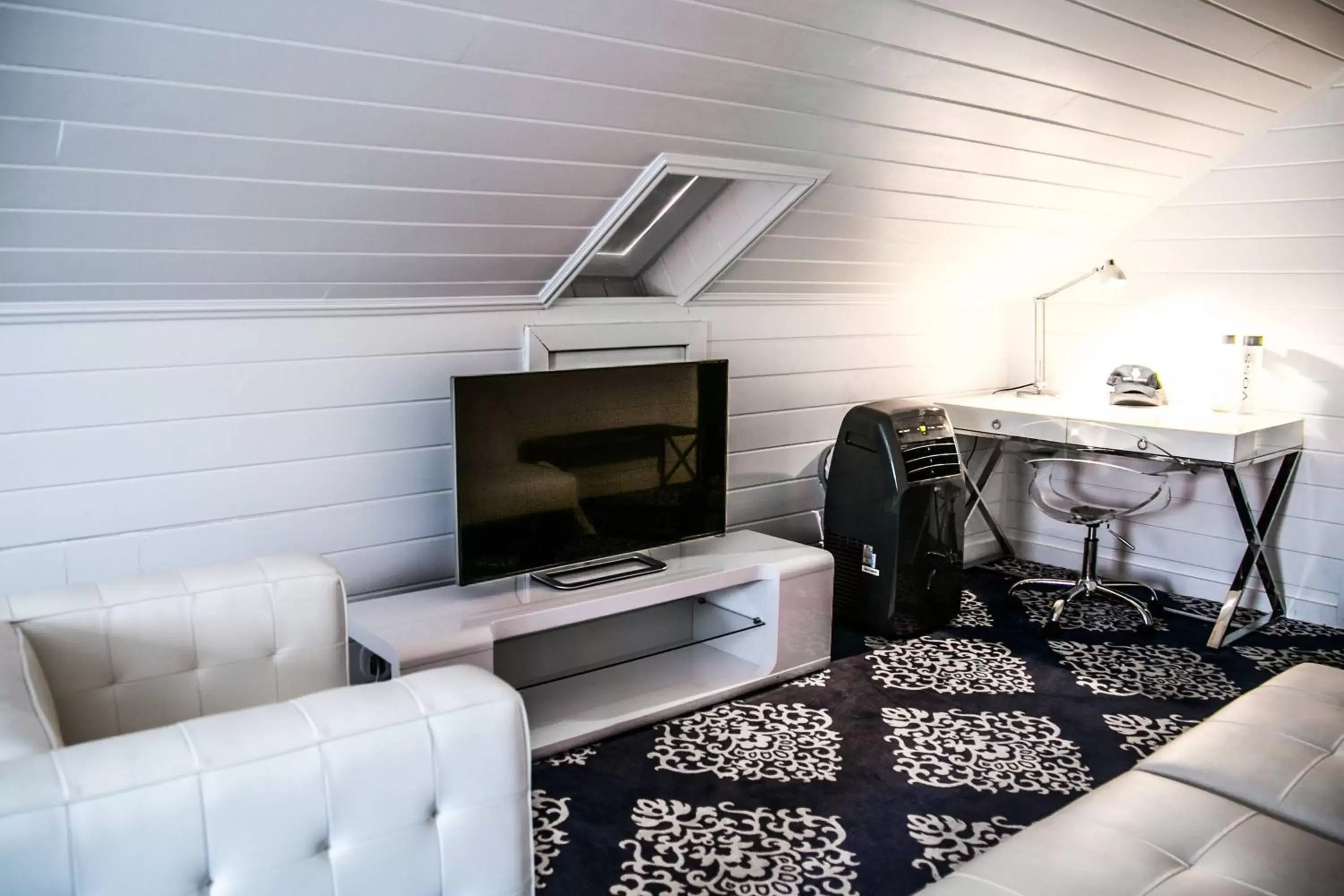 Bedroom, TV/Entertainment Center in The Saint Hotel Key West, Autograph Collection