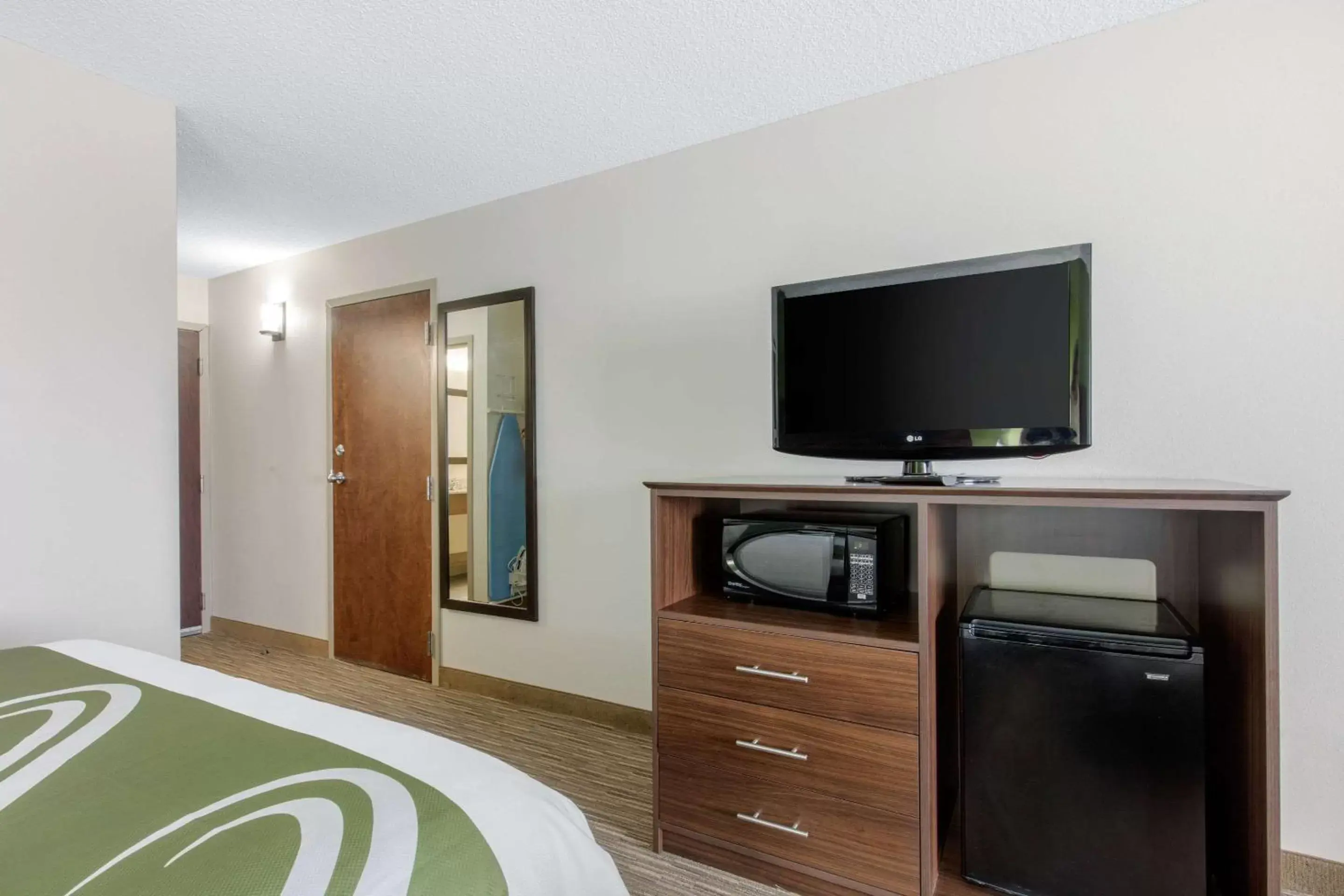 Photo of the whole room, TV/Entertainment Center in Quality Inn & Suites Mountain Home North