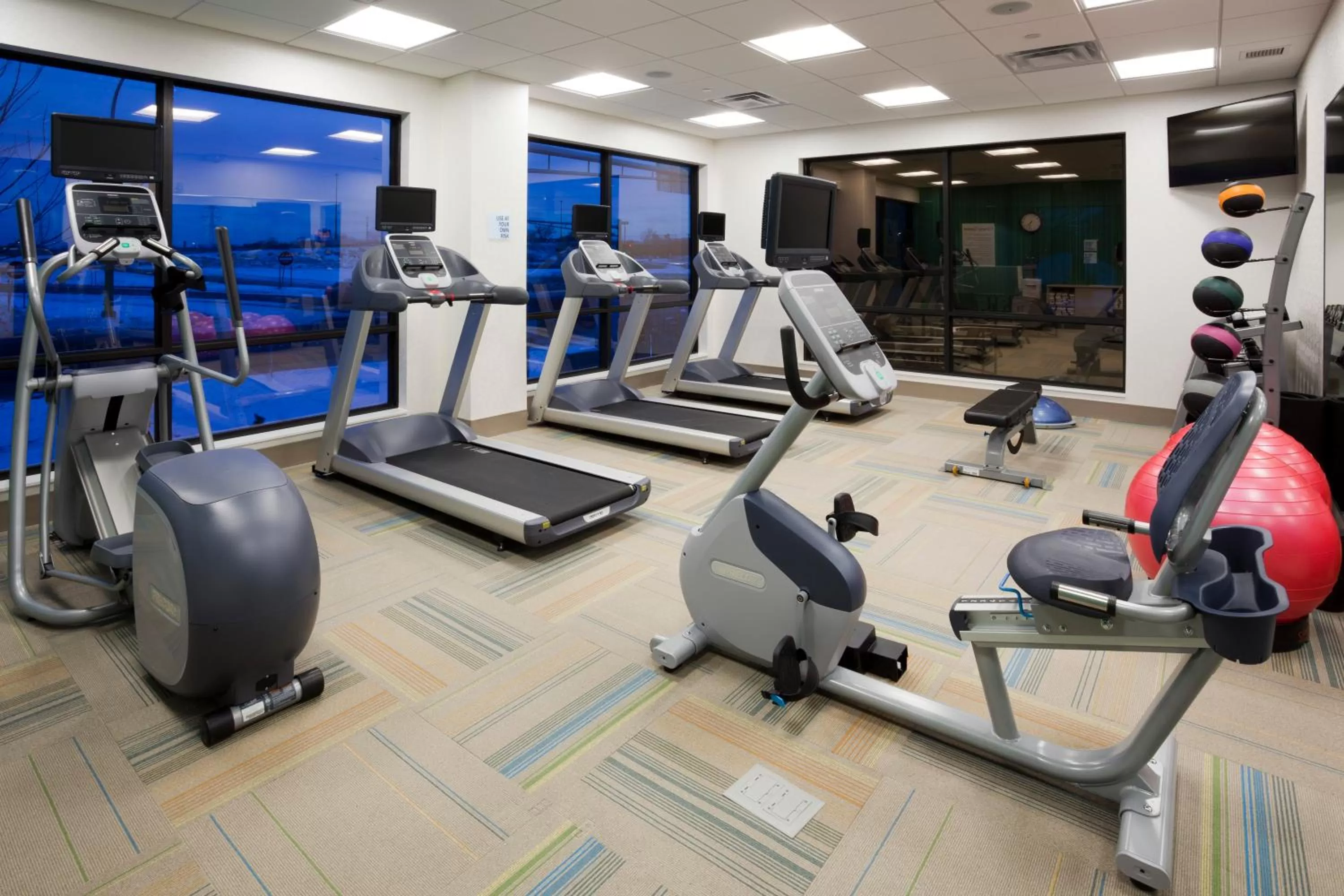 Fitness centre/facilities in Holiday Inn Express Roseville-St. Paul by IHG