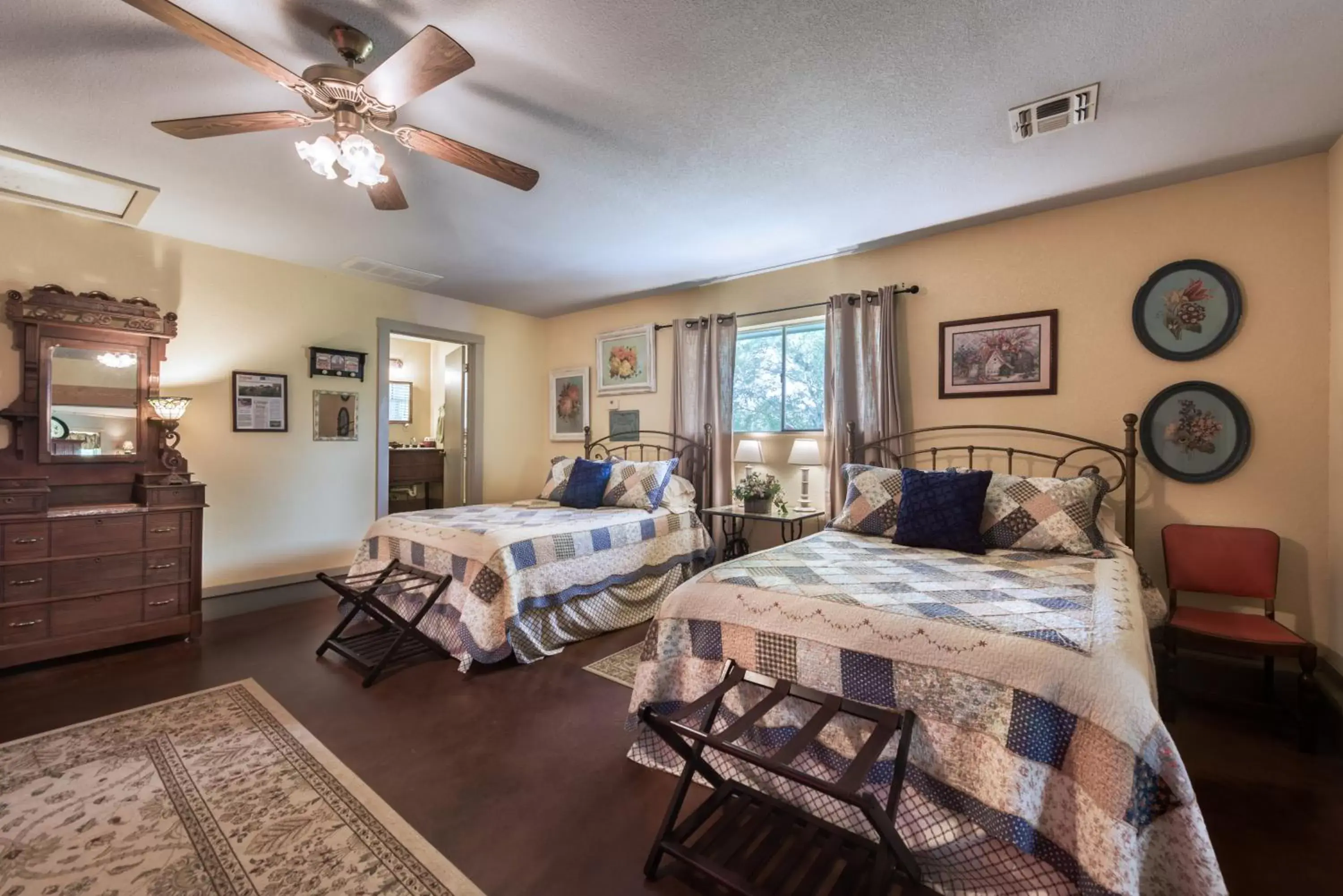 Bathroom, Bed in Barons CreekSide Resort