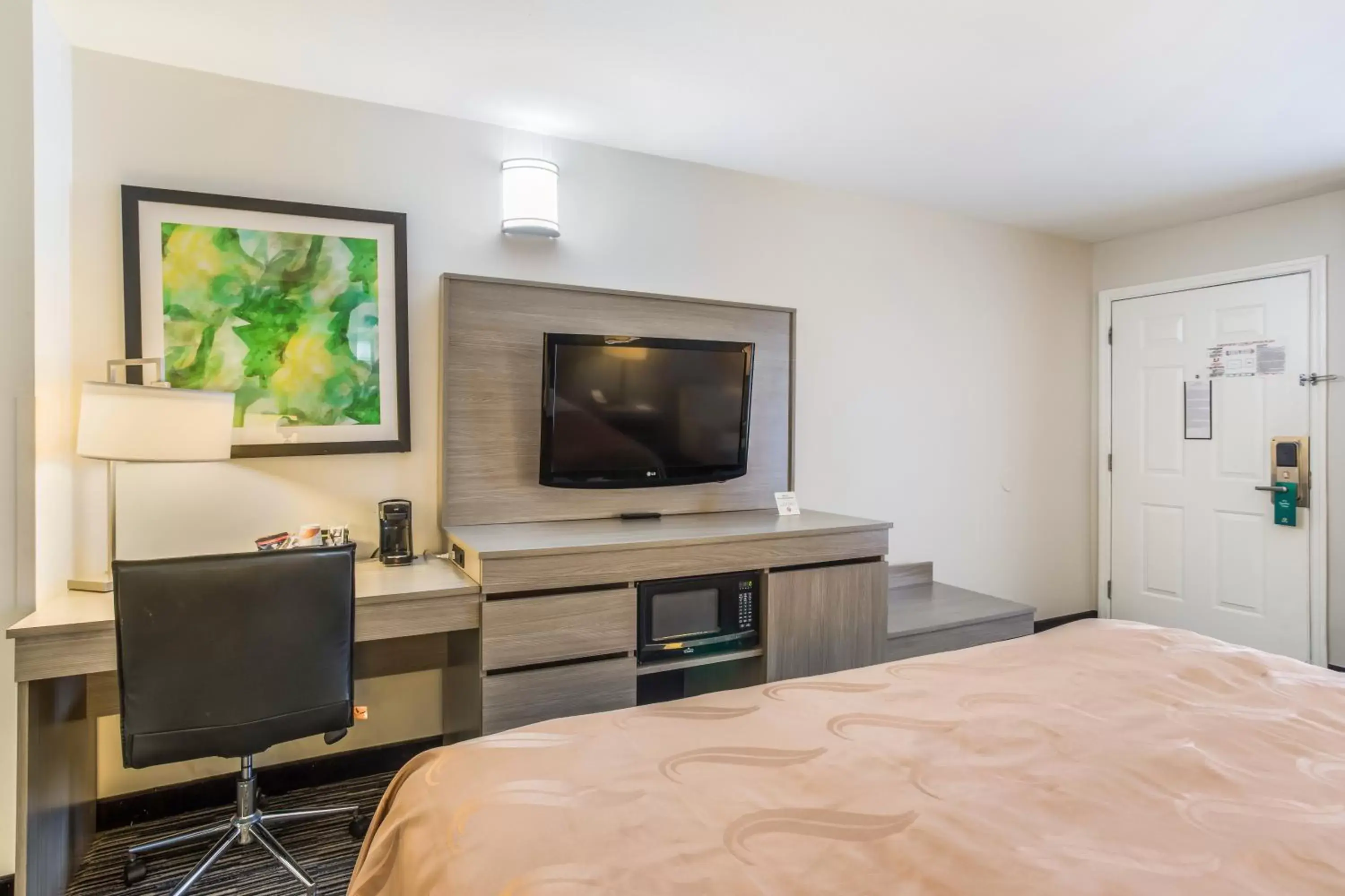 TV/Entertainment Center in Quality Inn Gallatin-Nashville Metro