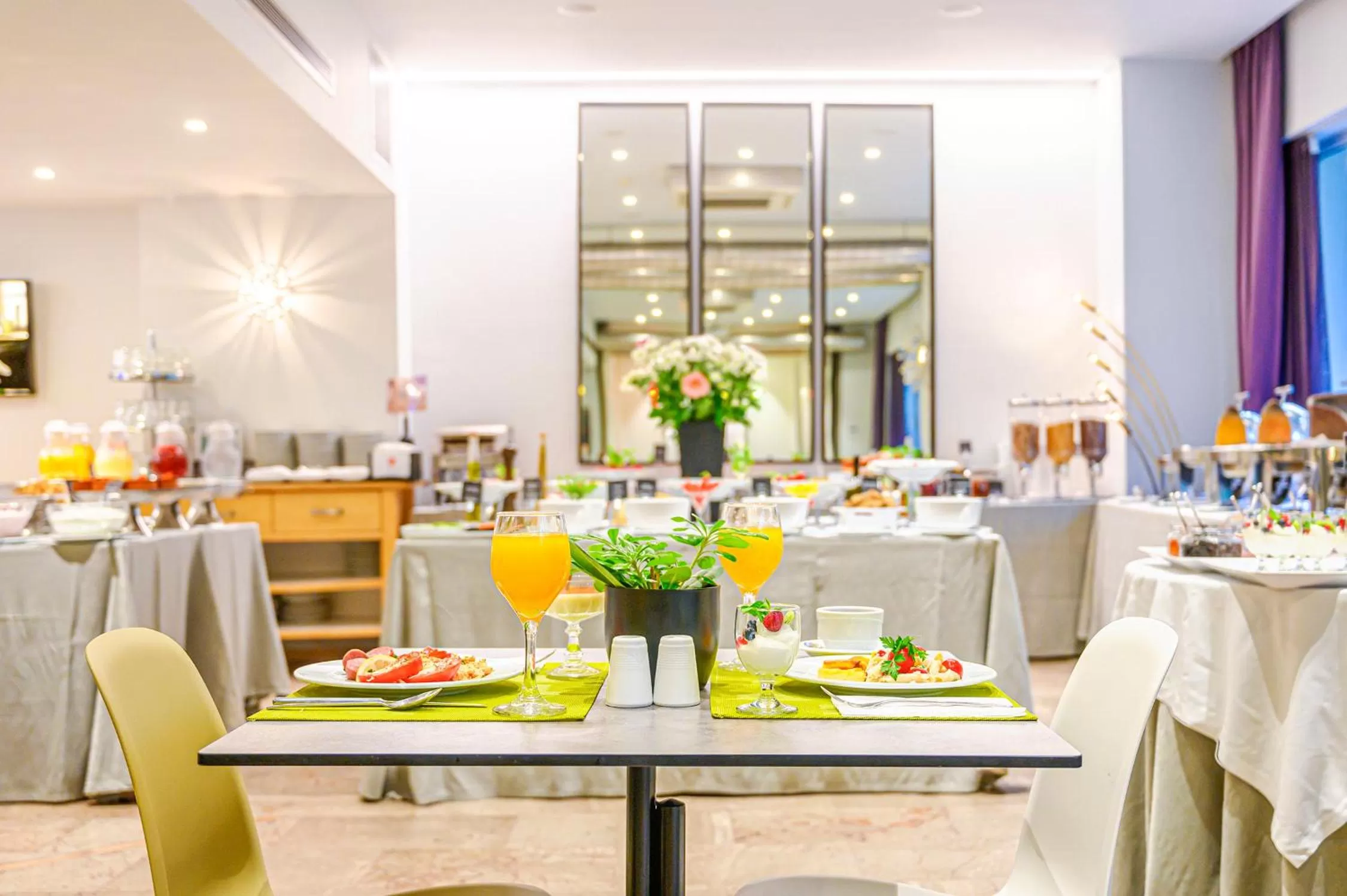 Restaurant/places to eat in Polis Grand Hotel