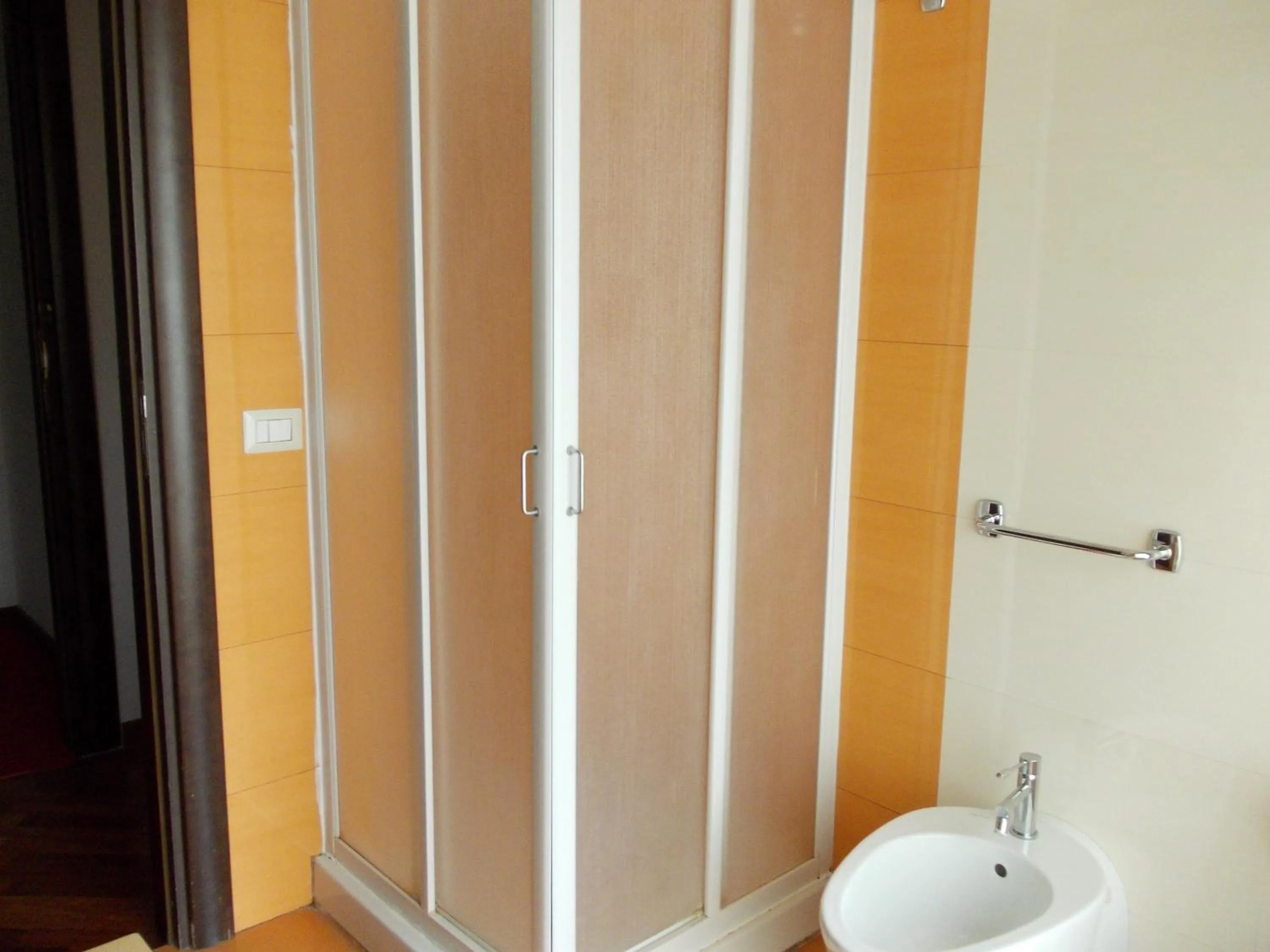 Shower in Hotel Catania Town