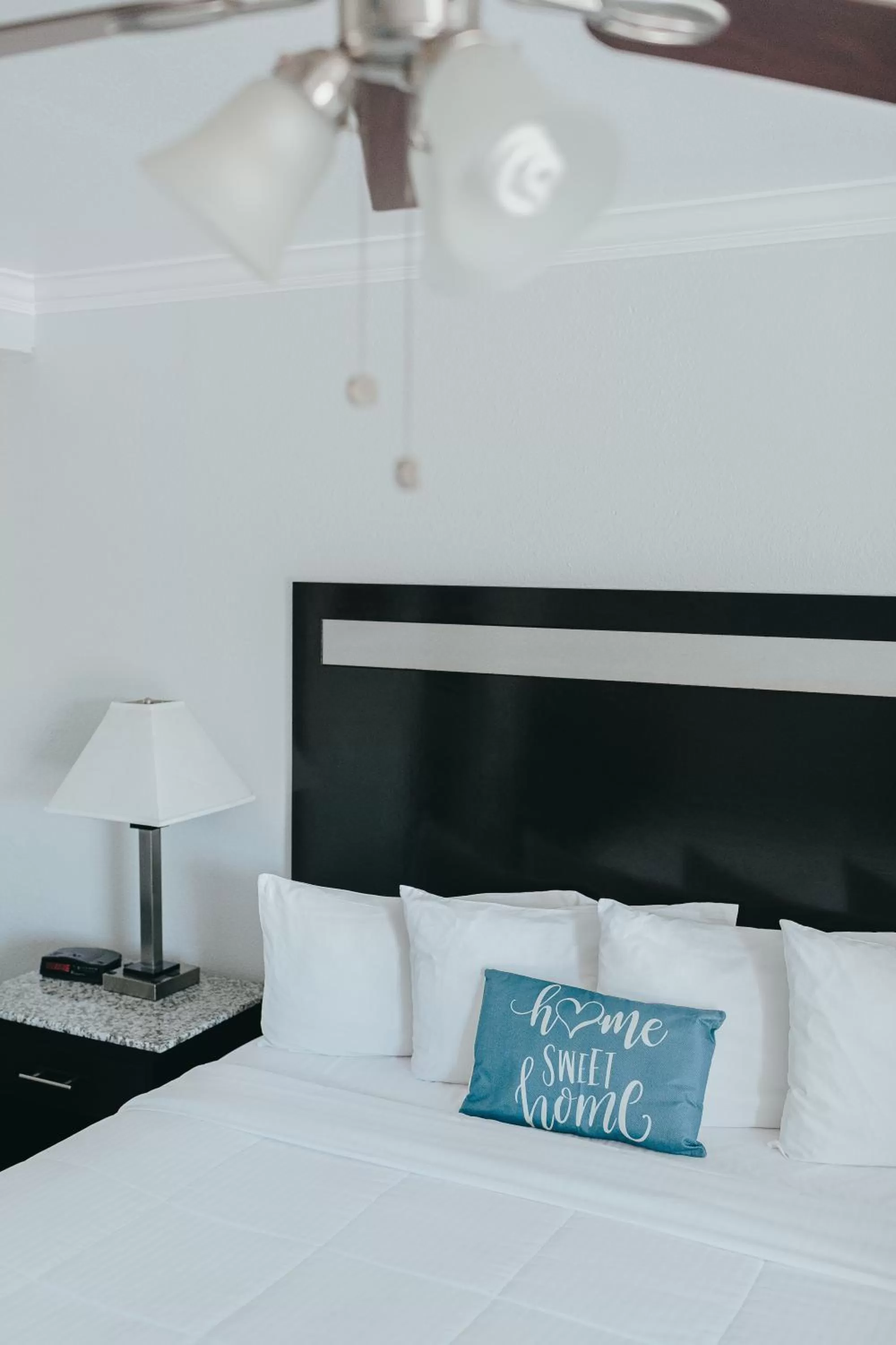 Bed in Sea Air Inn & Suites - Downtown - Restaurant Row