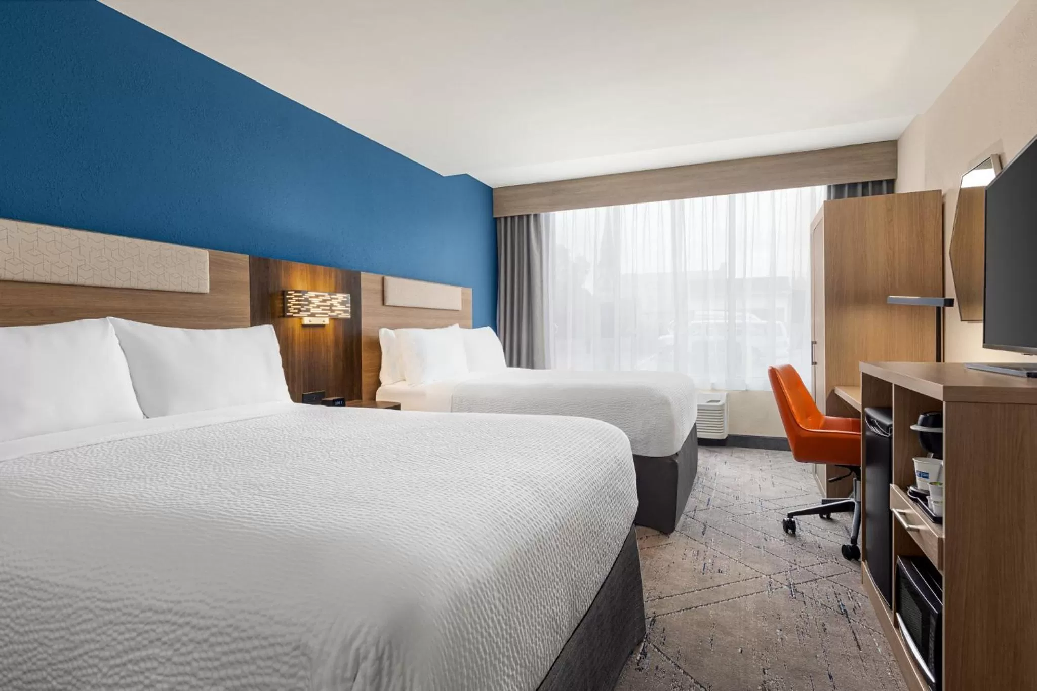 Photo of the whole room, Bed in Holiday Inn Express & Suites Evansville Downtown by IHG