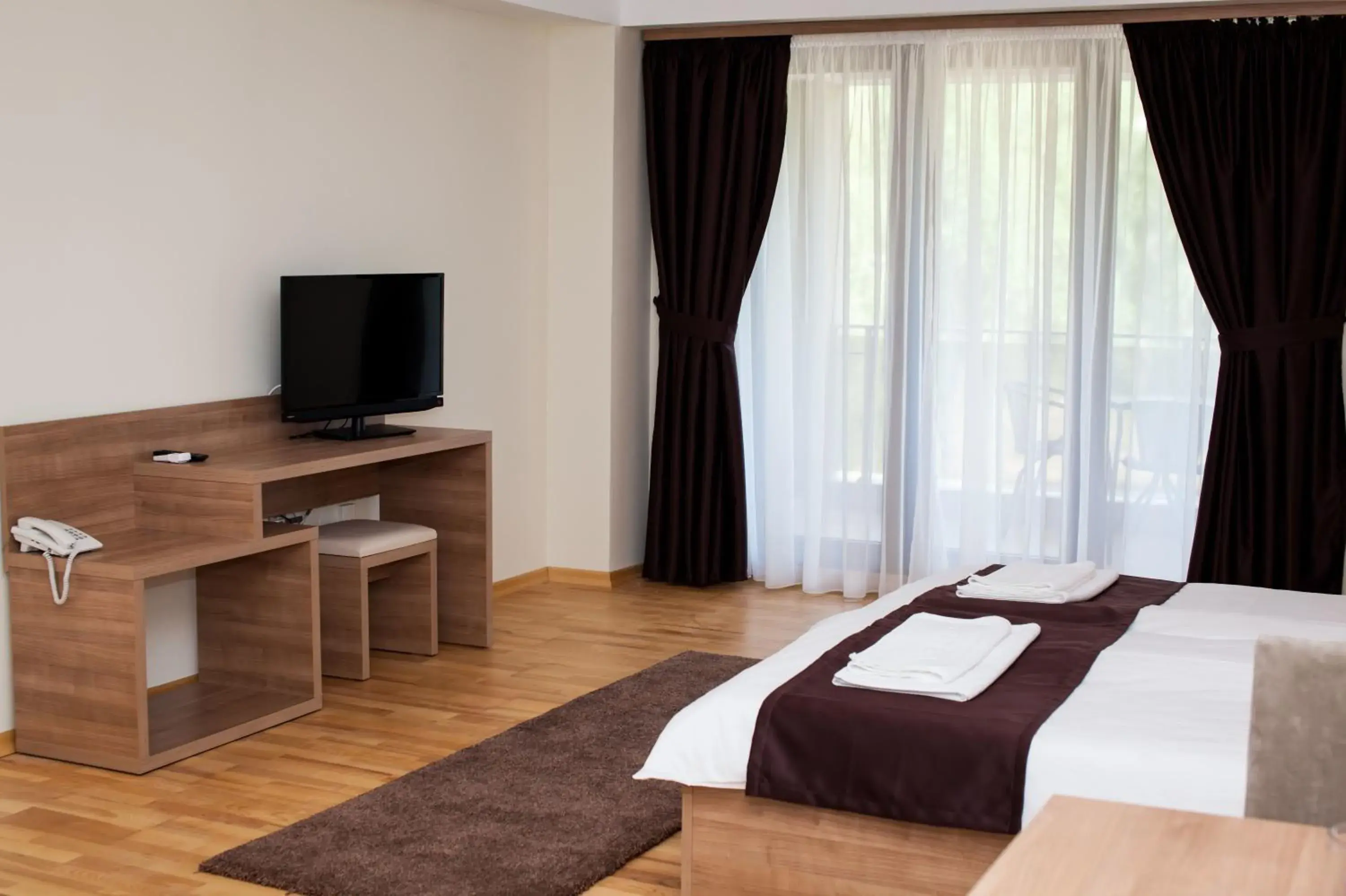 Bedroom, TV/Entertainment Center in Park Lakeside hotel