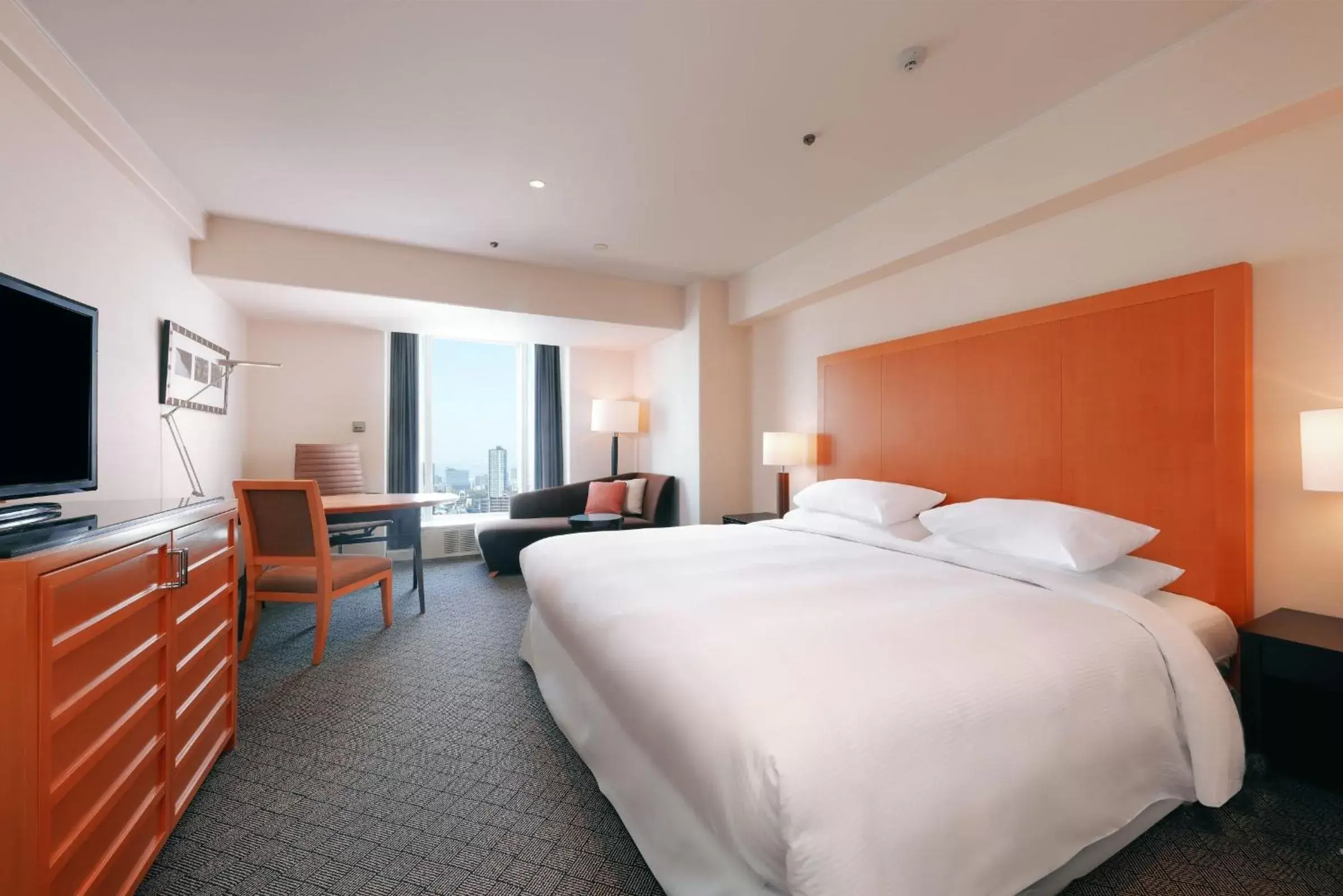 Photo of the whole room, Bed in Sheraton Miyako Hotel Osaka