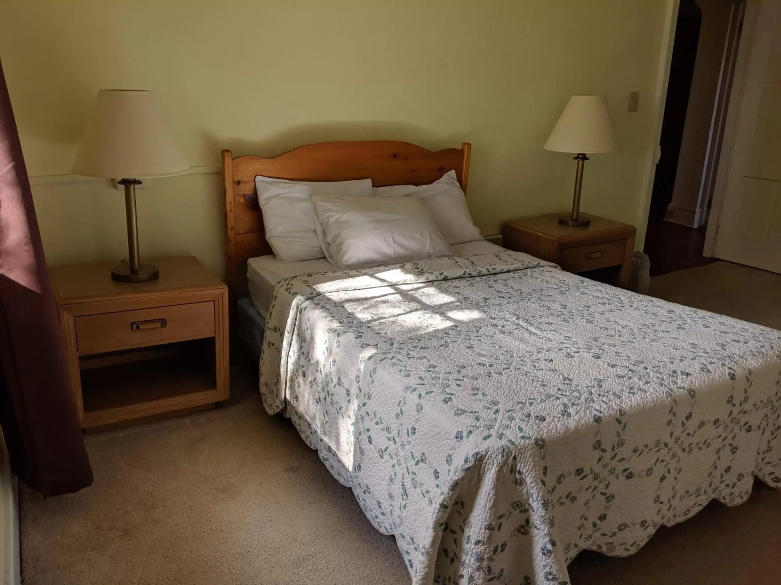 Bedroom, Bed in Spruce Lane Lodge and Cottages