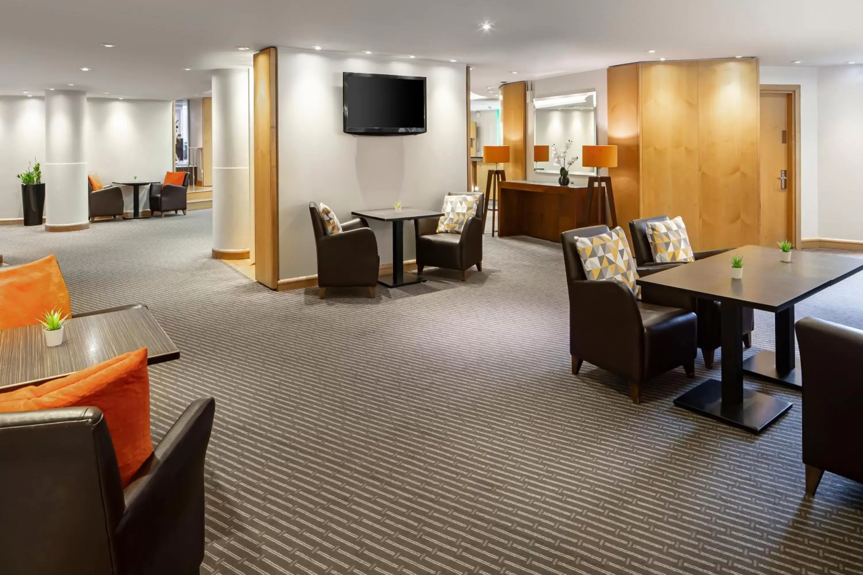 Lobby or reception in Holiday Inn Basingstoke, an IHG Hotel