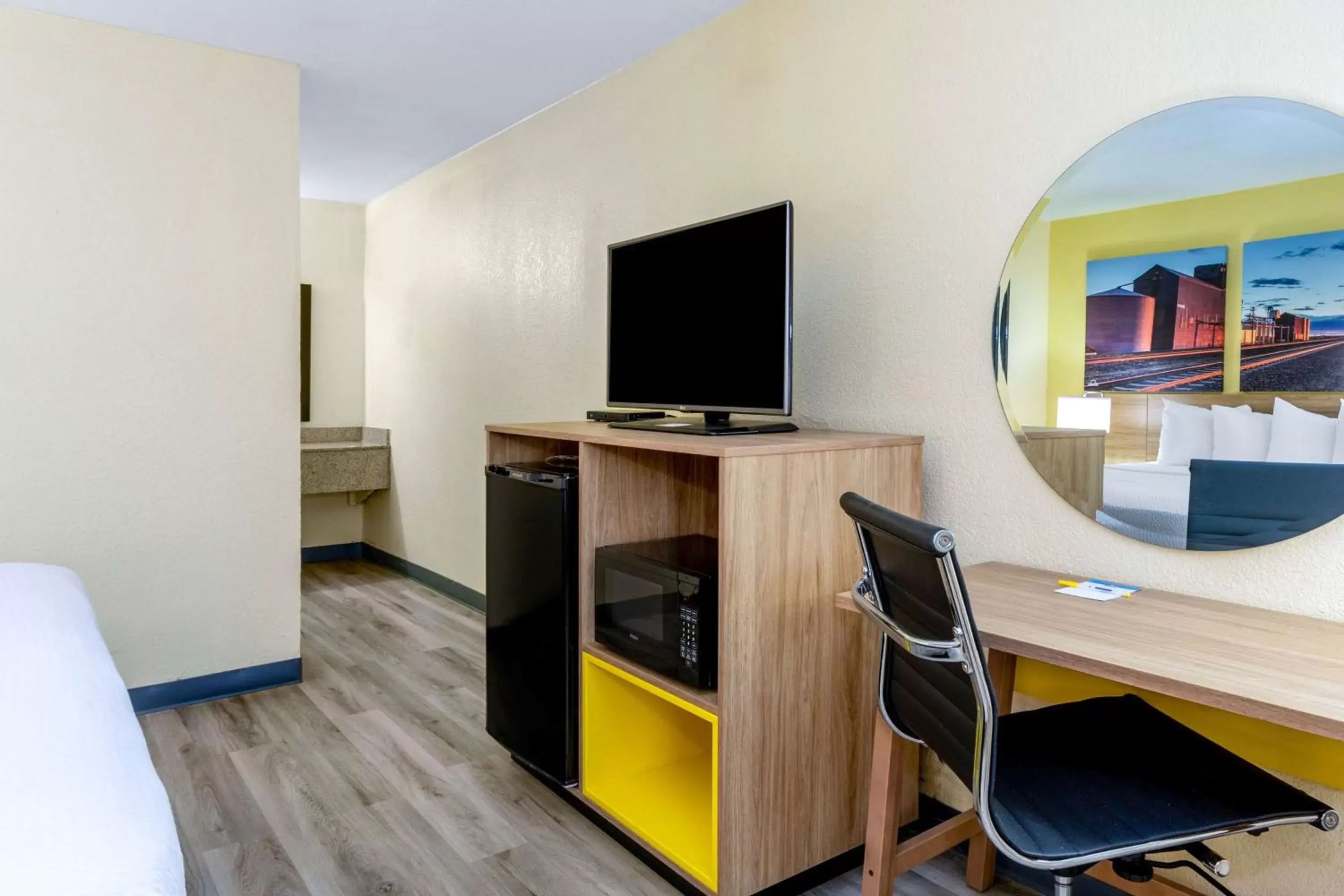 Photo of the whole room, TV/Entertainment Center in Days Inn & Suites by Wyndham Clovis