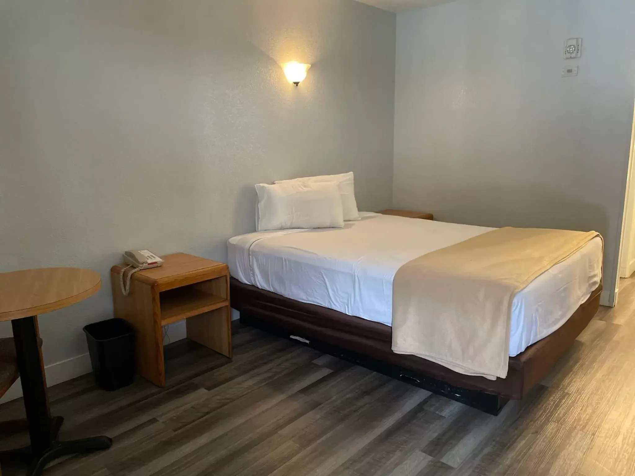 Bed in Premier Inns Thousand Oaks