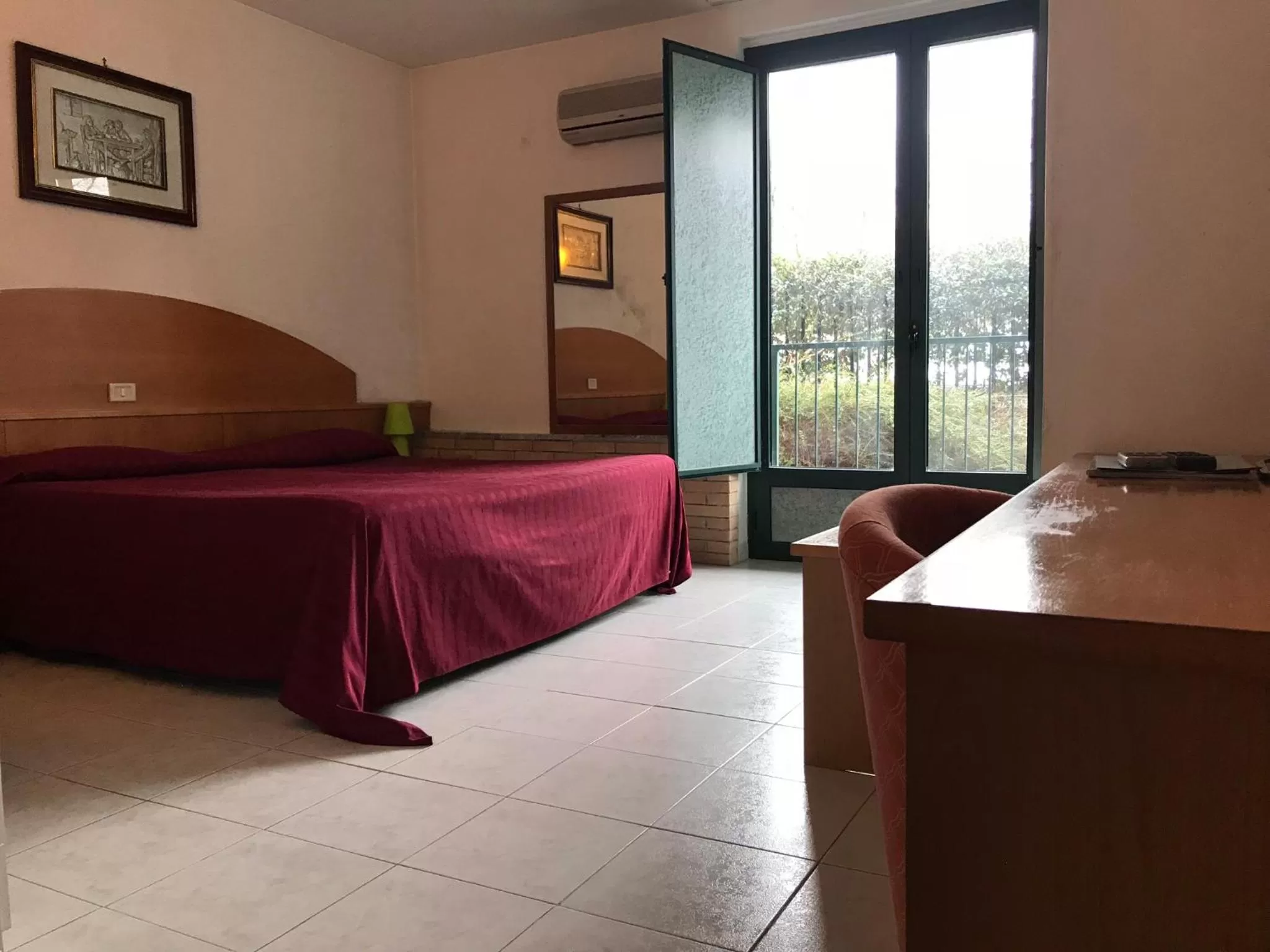 Photo of the whole room in Ascot Lodging