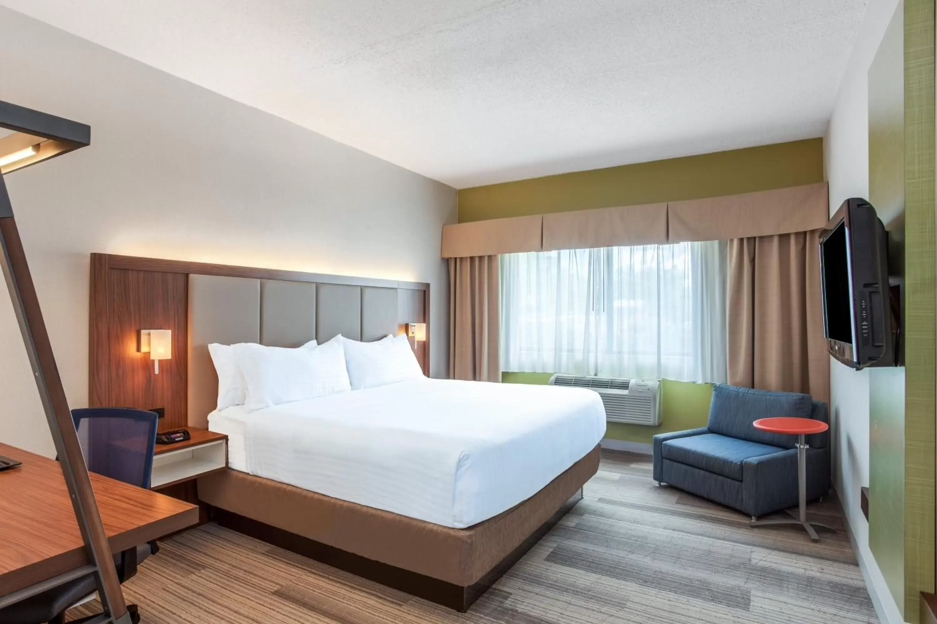 Bed in Holiday Inn Express Hauppauge-Long Island, an IHG Hotel