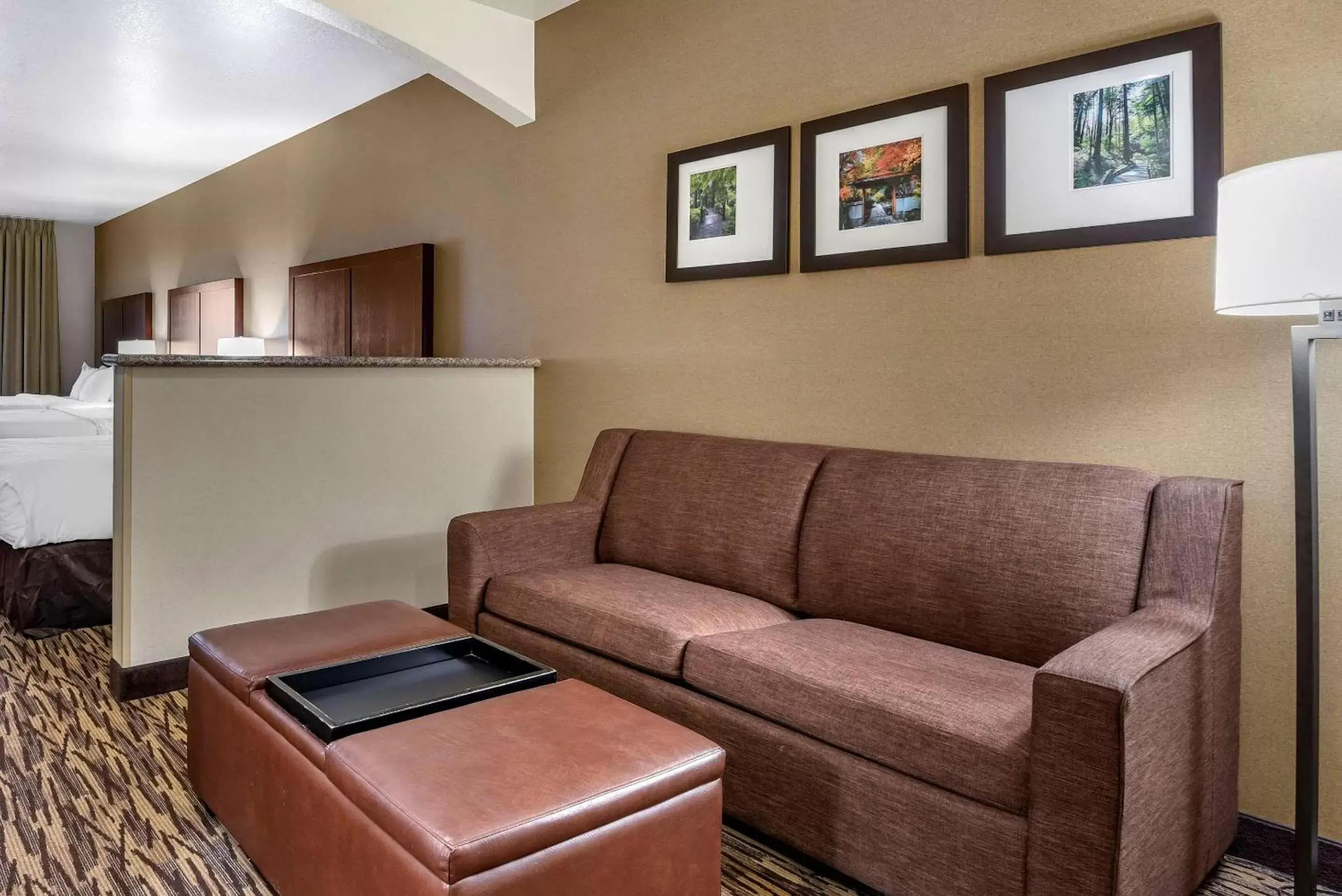 Photo of the whole room, Seating Area in Comfort Suites Portland Airport