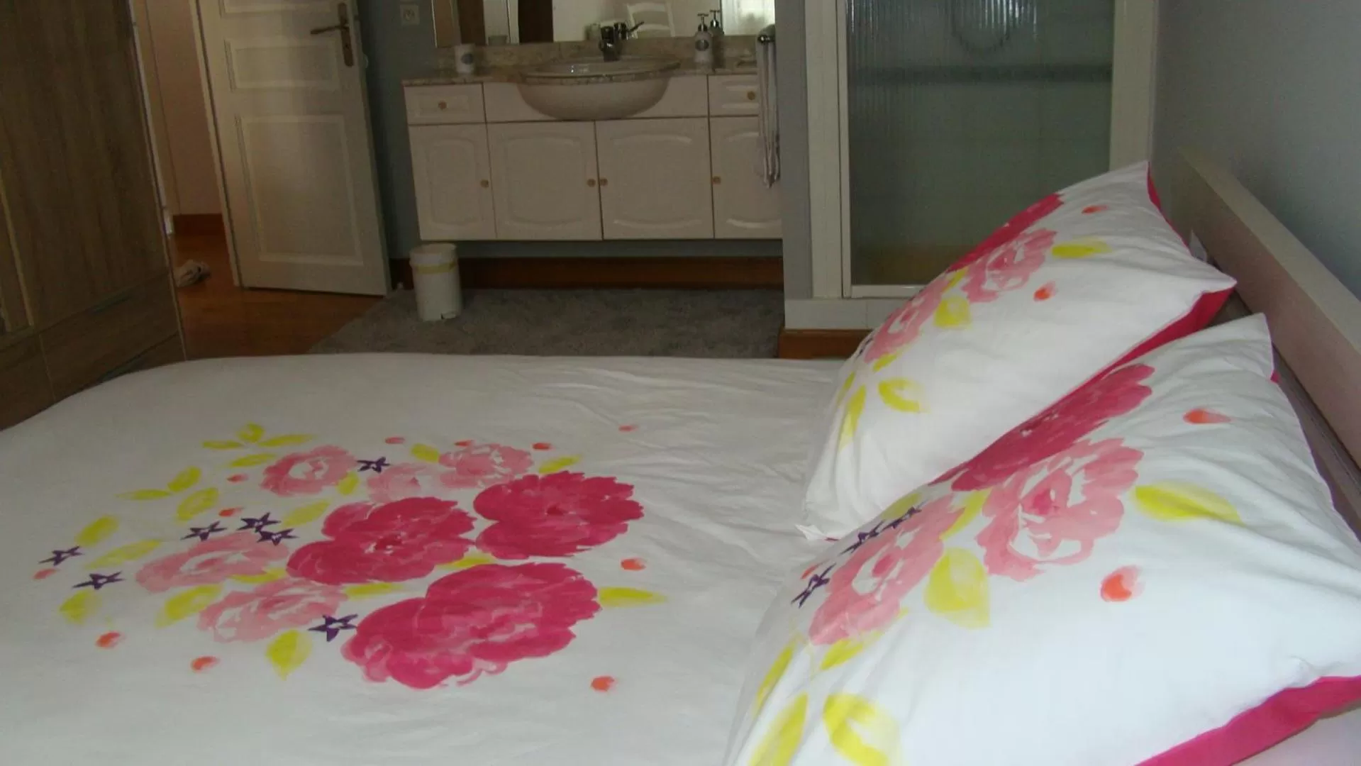 Photo of the whole room, Bed in Chambres d'hôtes Le Bignon dans les Alpes Mancelles