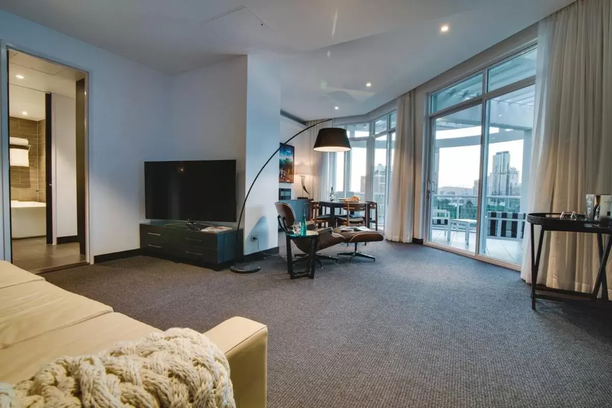 Dining area, TV/Entertainment Center in The Point Brisbane Hotel