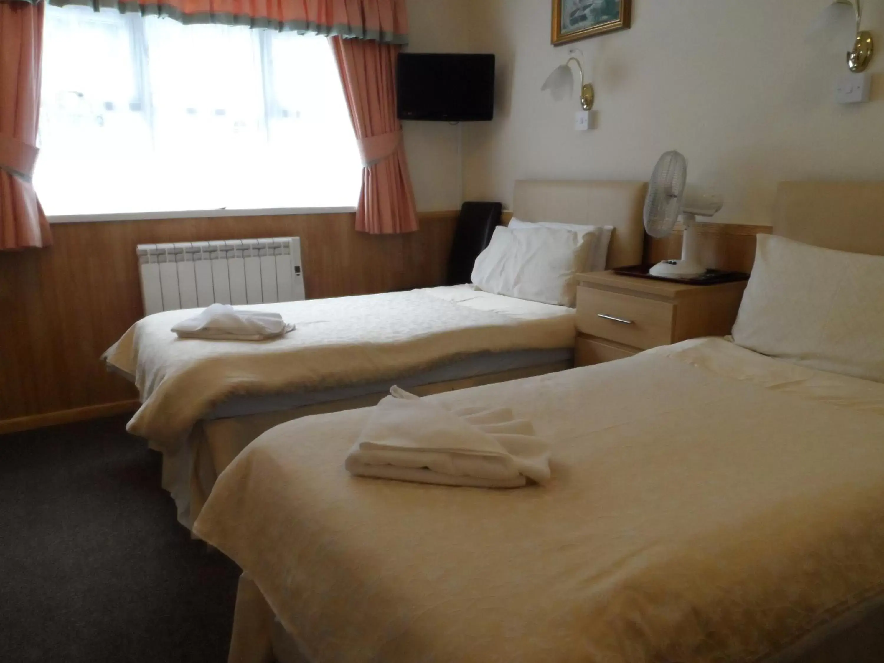 Bedroom, Bed in Queensmead Hotel