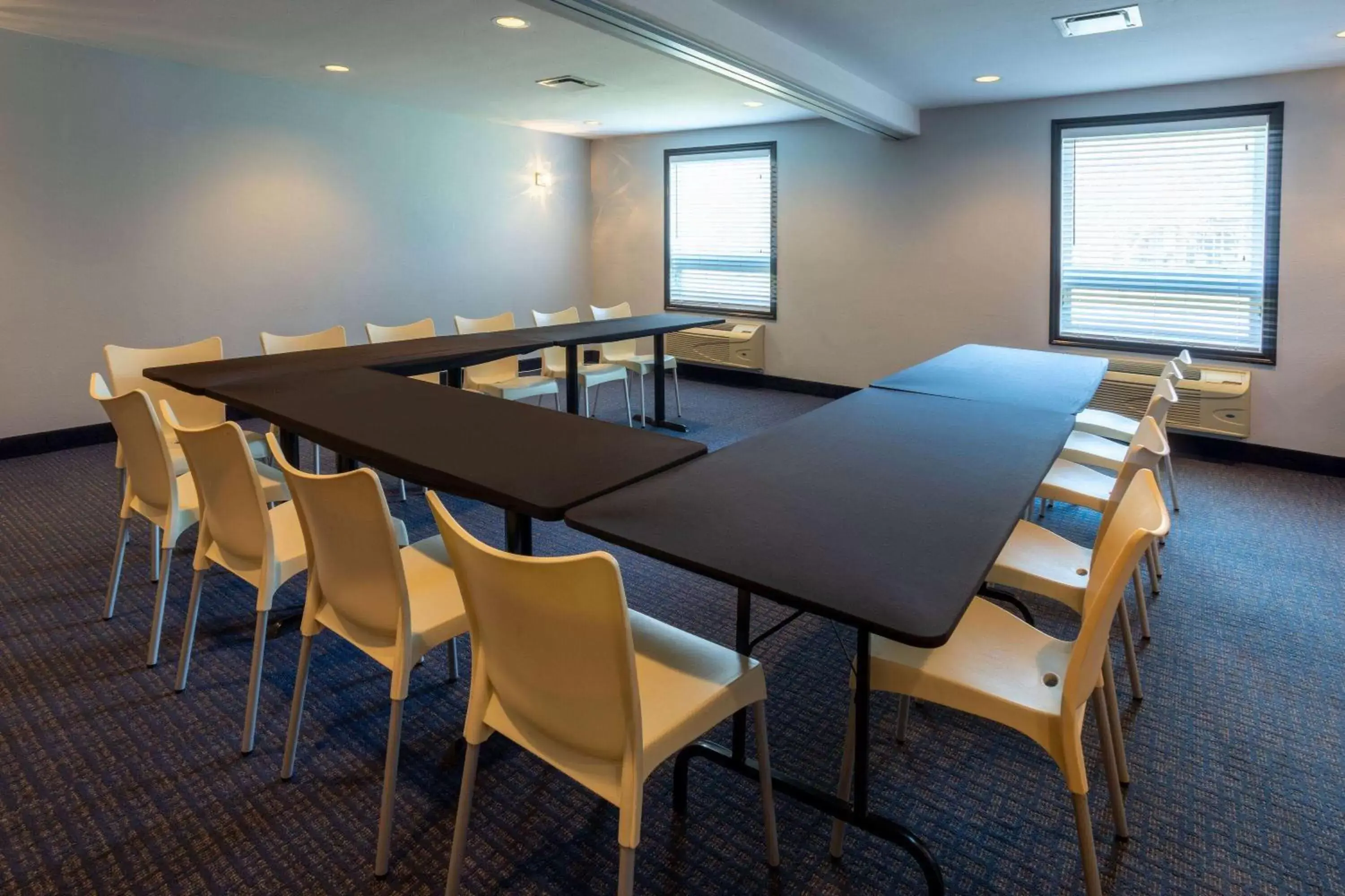 Meeting/conference room in Super 8 by Wyndham Lachenaie/Terrebonne
