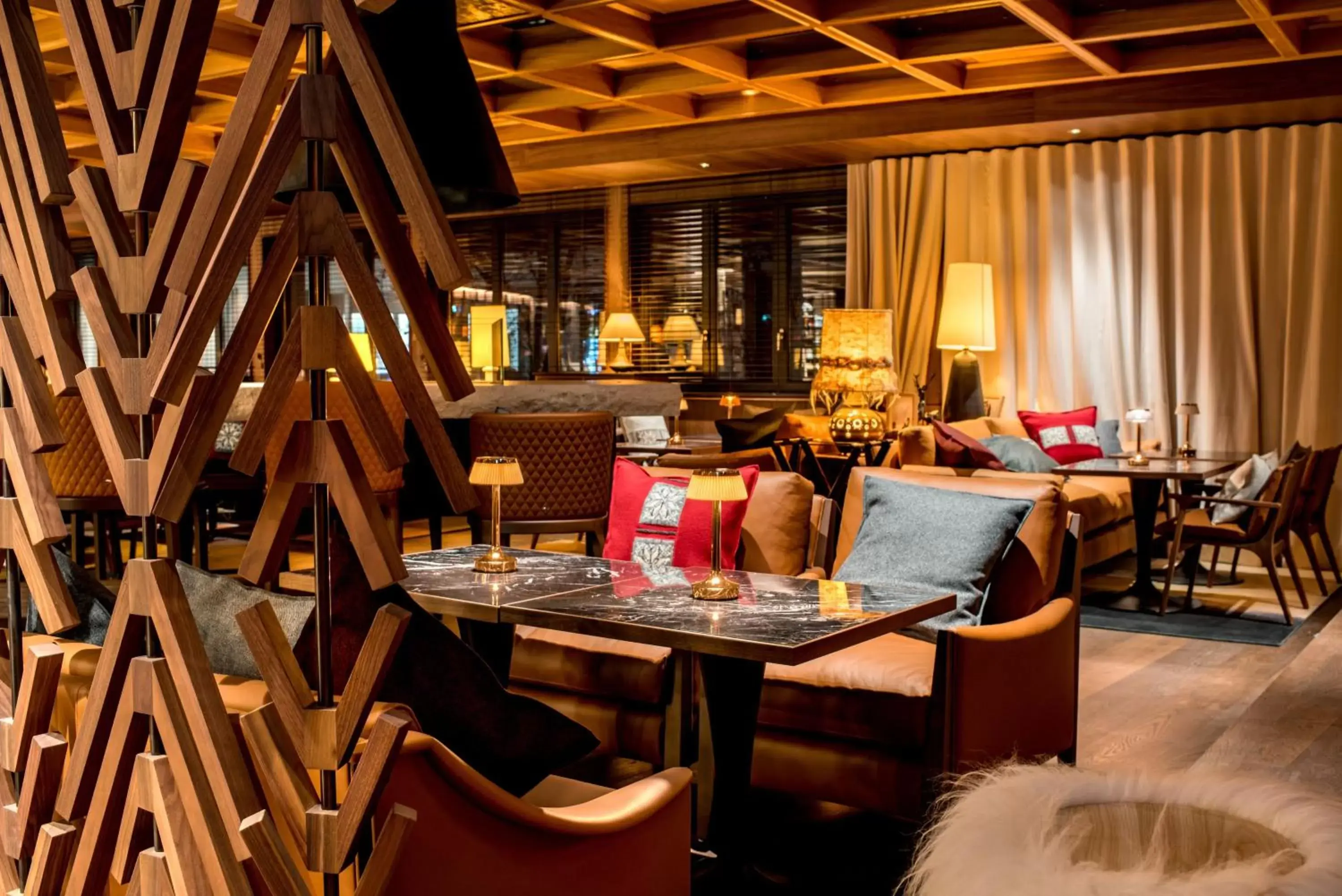 Nightclub / DJ, Restaurant/Places to Eat in Schweizerhof Zermatt - a Small Luxury Hotel