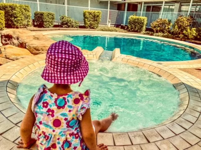 Swimming pool in Dalby Manor Motor Inn