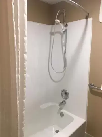 Shower, Bathroom in Boarders Inn & Suites by Cobblestone Hotels - Grand Island