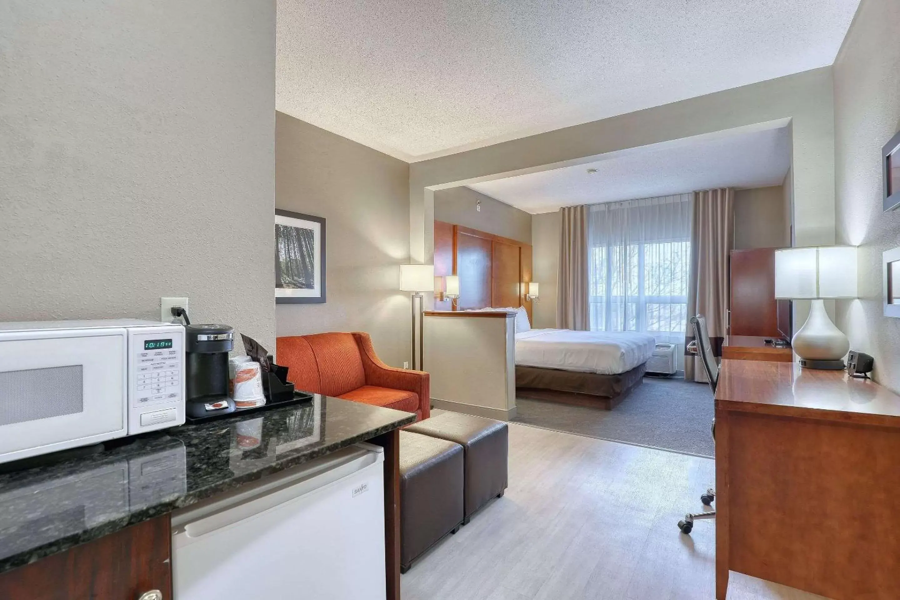 Bedroom, Seating Area in Comfort Suites Madison West