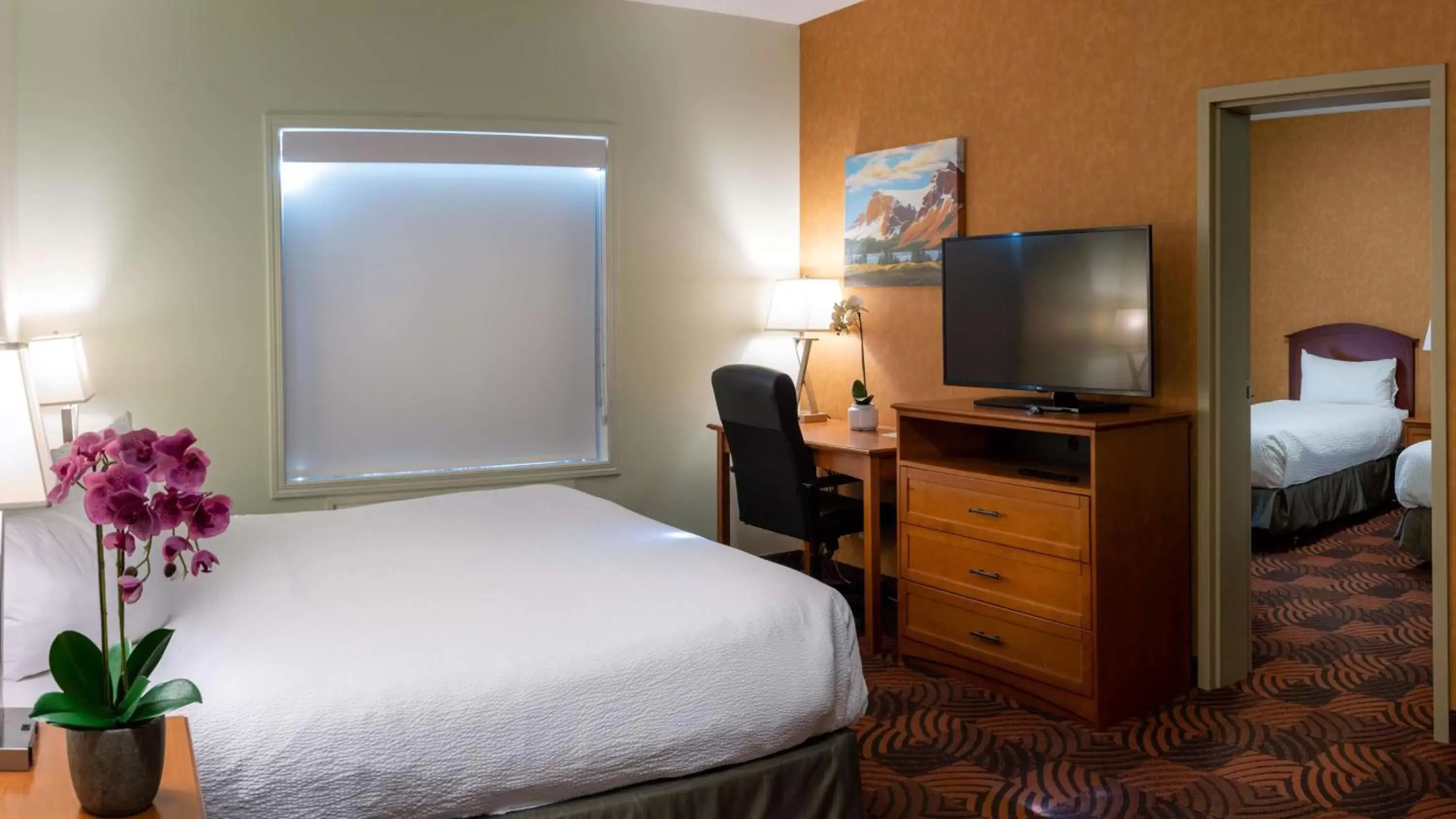 Bedroom, TV/Entertainment Center in SureStay Plus by Best Western Calgary South East