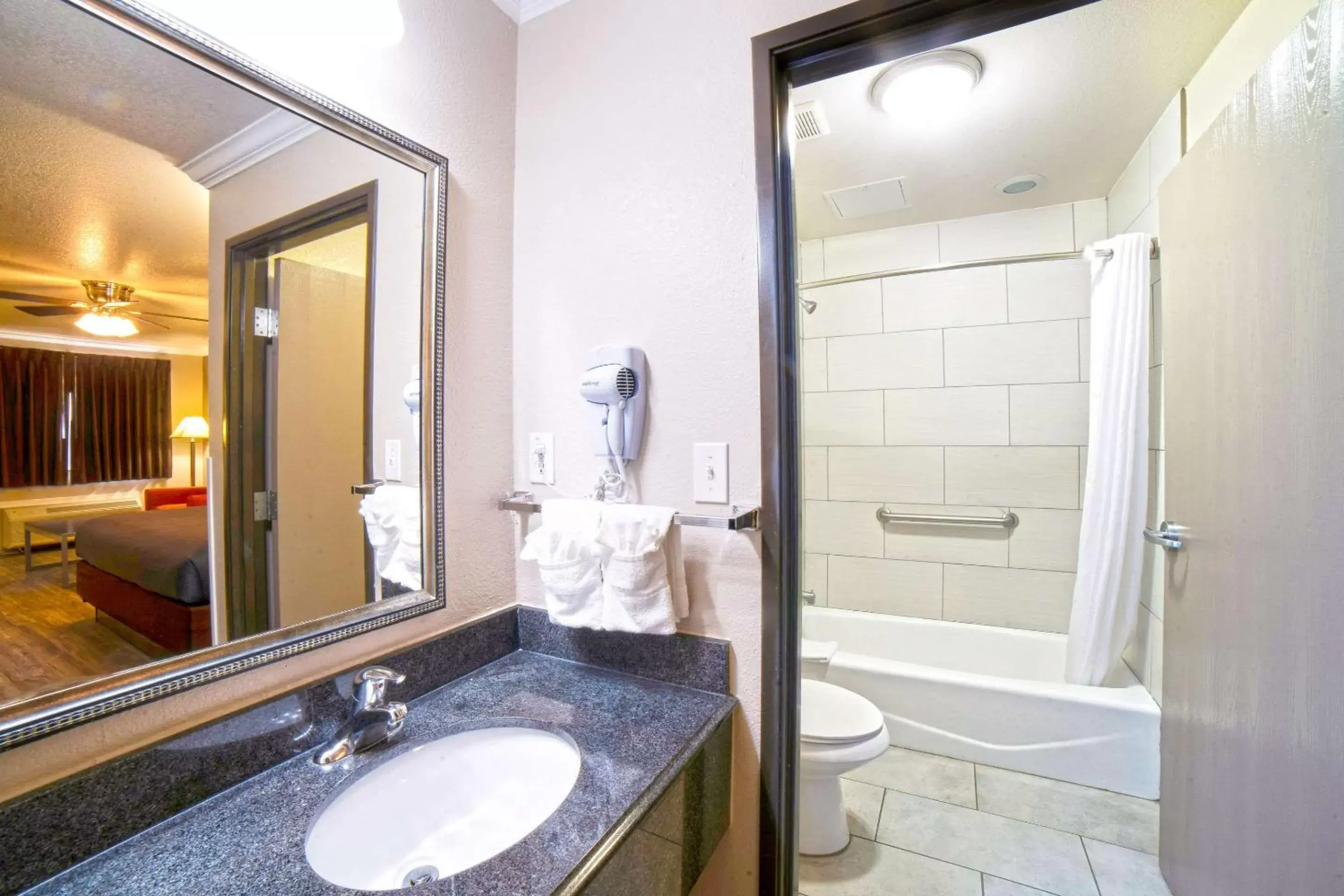 Bedroom, Bathroom in Econo Lodge Inn & Suites Corpus Christi