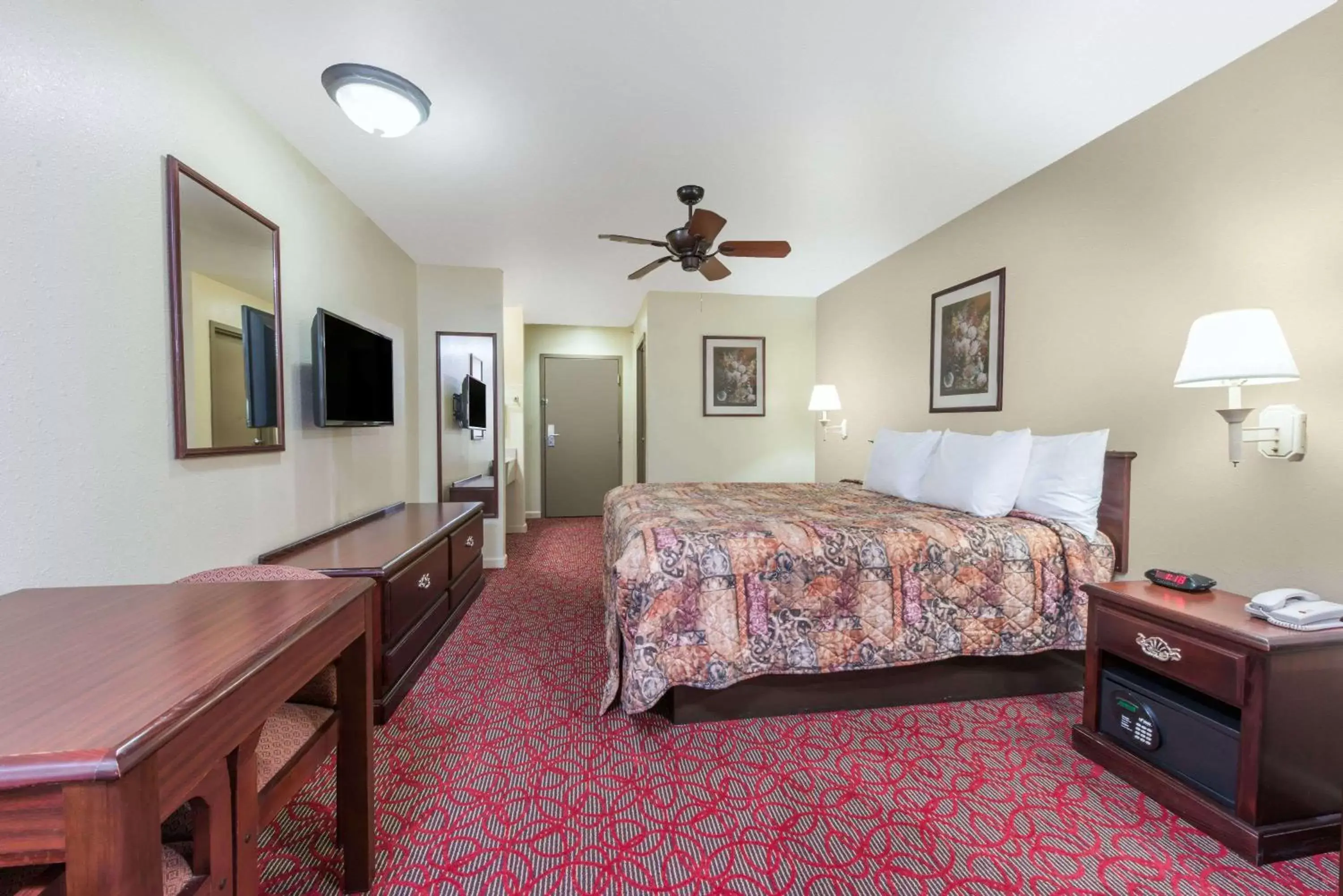 Photo of the whole room, Bed in Days Inn by Wyndham St Peters/St Charles