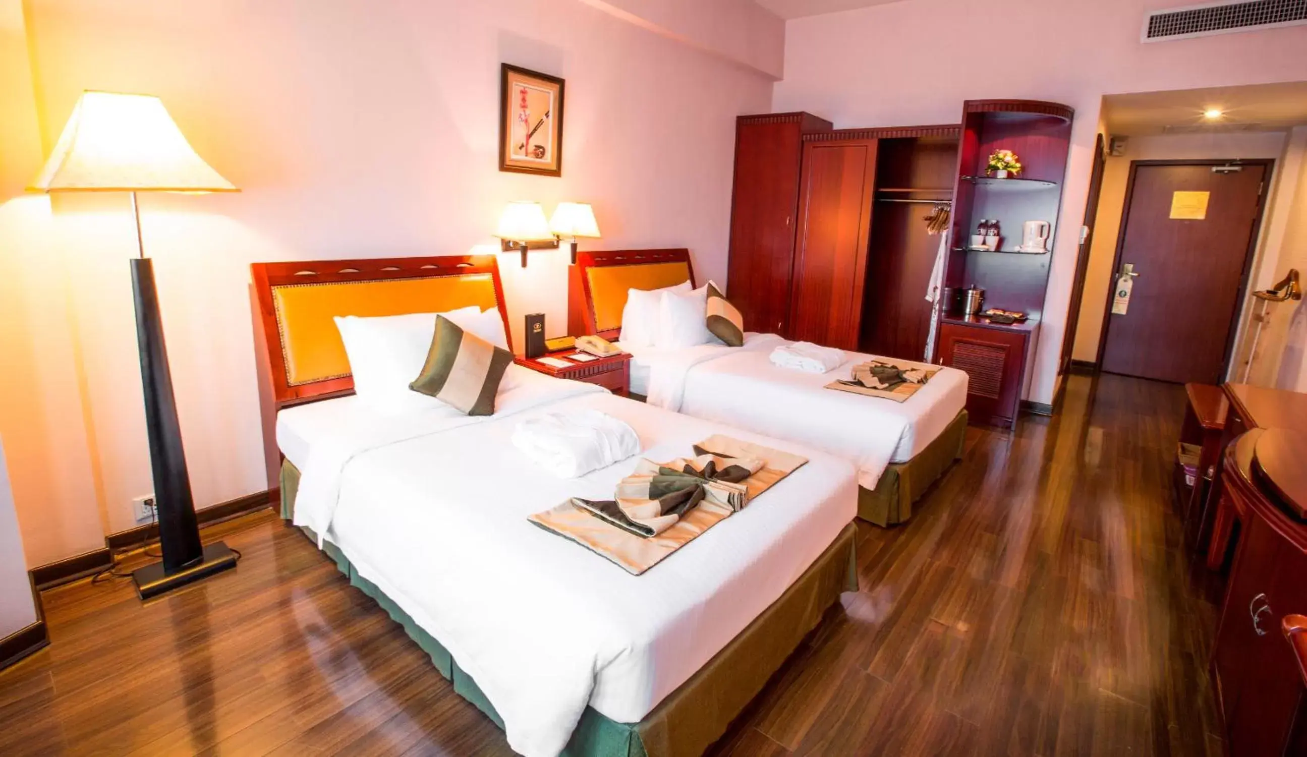 Bedroom, Bed in Phnom Penh Hotel