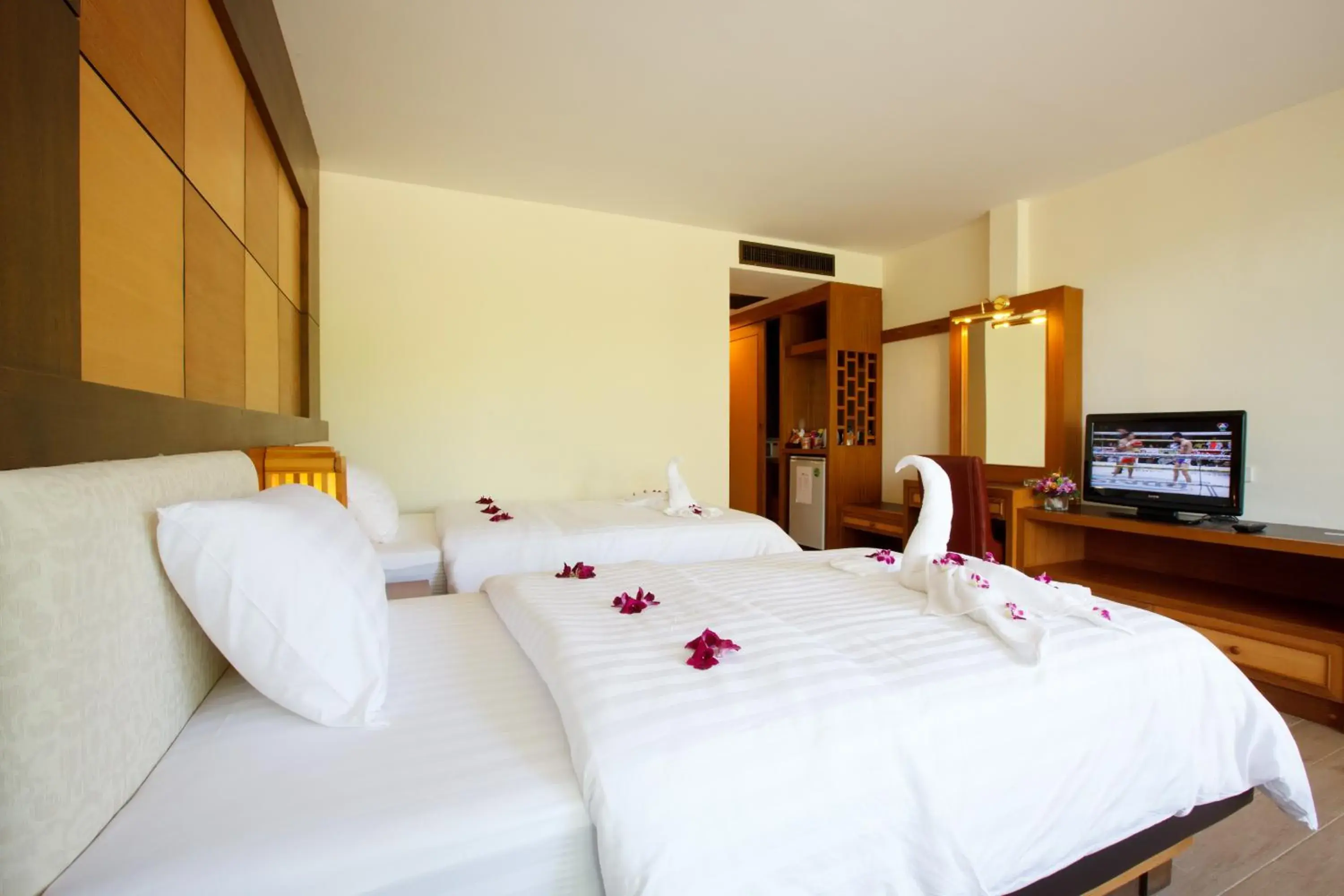 Photo of the whole room, Bed in Chawalun Resort