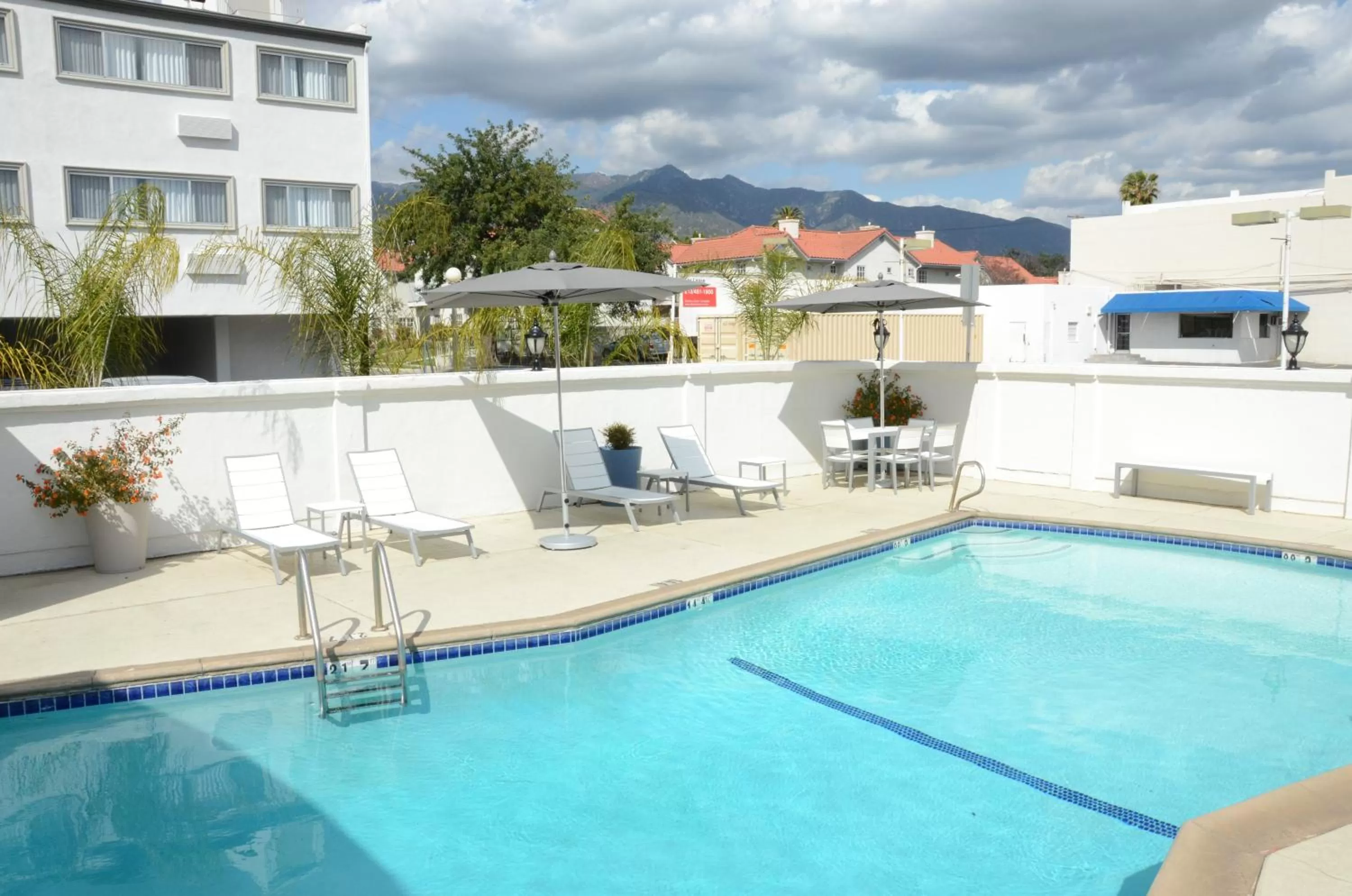 Pool View in Pasadena Rose & Crown Hotel
