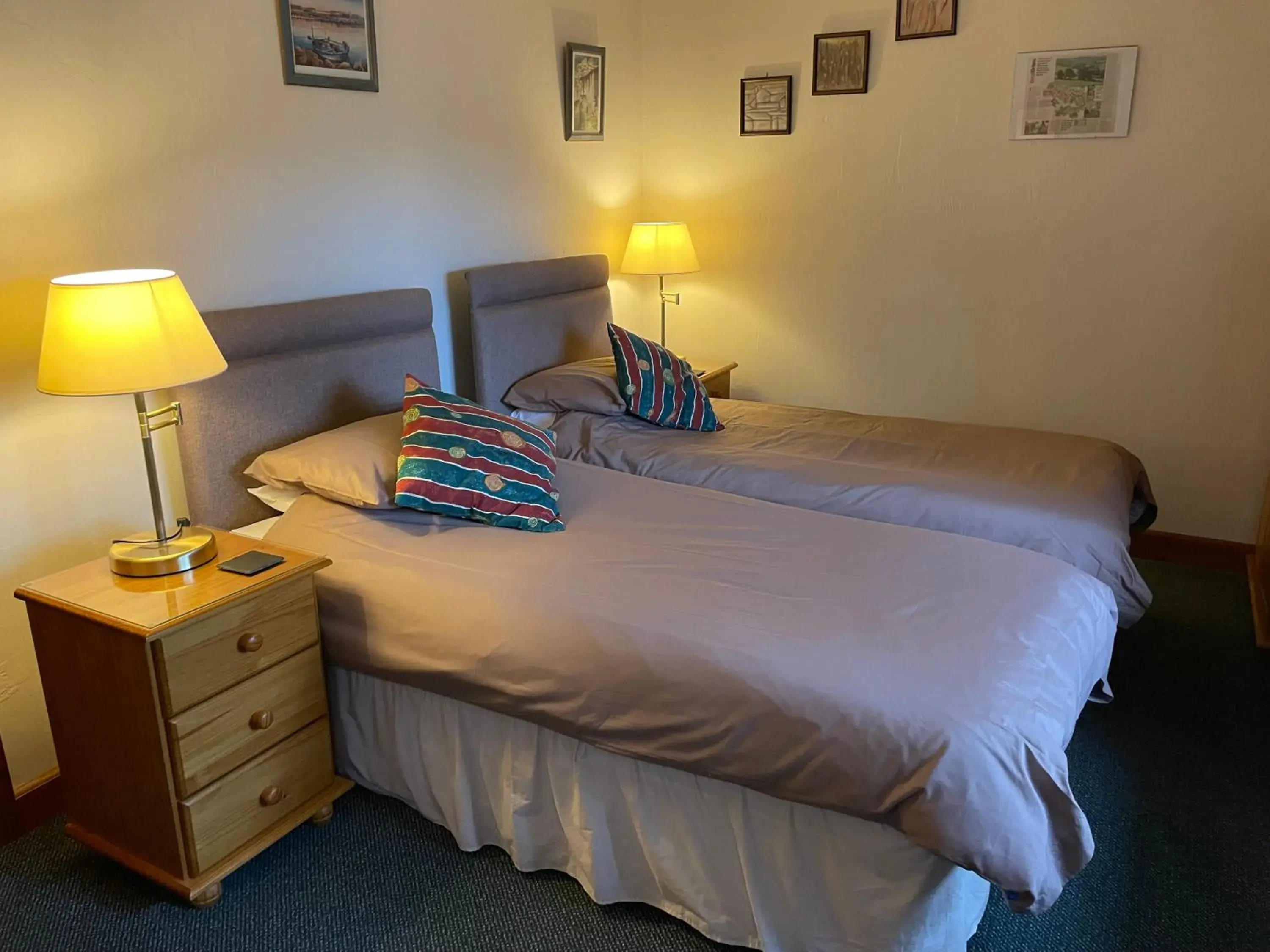 Bedroom, Bed in Middle Flass Lodge