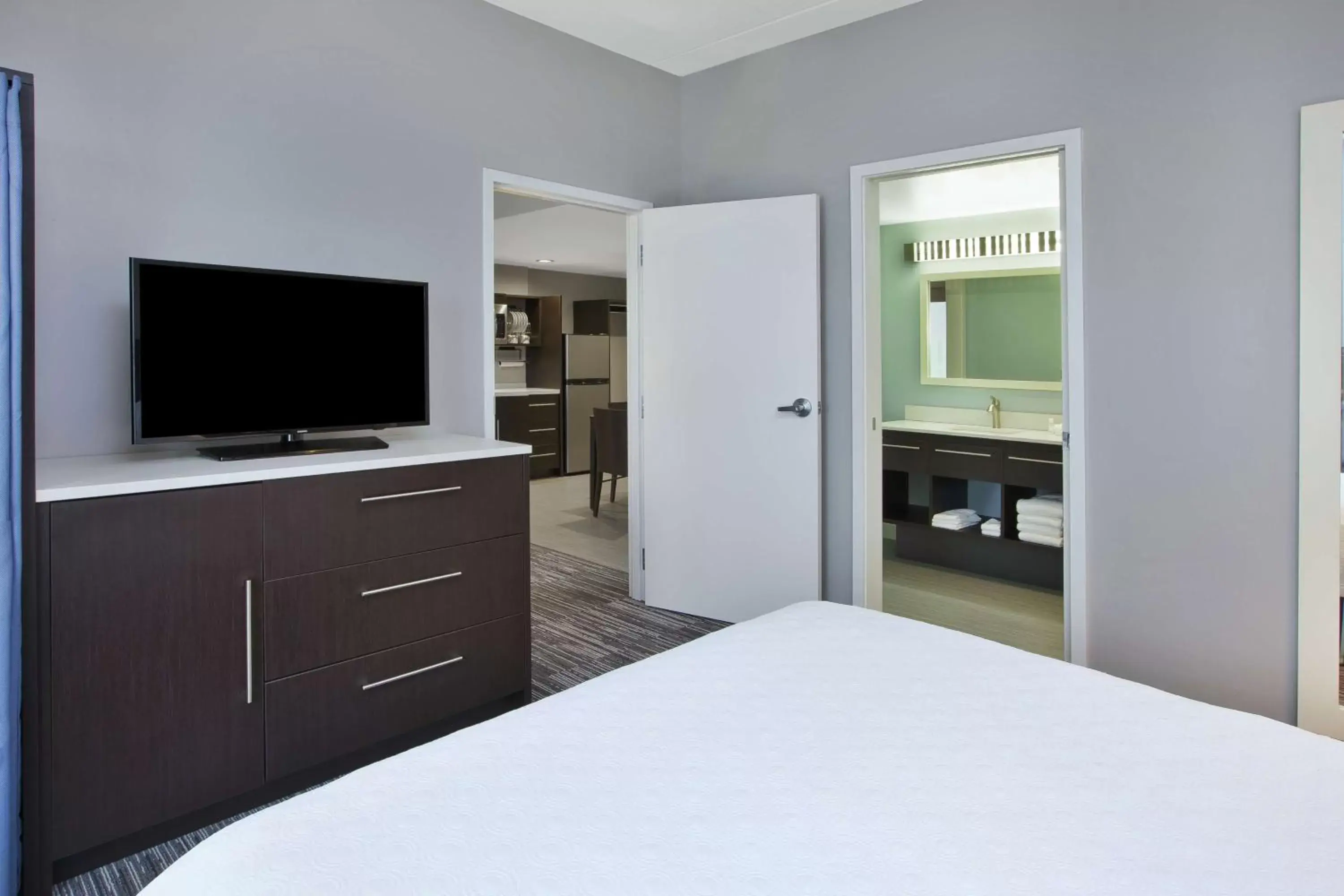 Kitchen or kitchenette, TV/Entertainment Center in Home2 Suites By Hilton Pittsburgh Area Beaver Valley