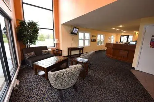 Seating Area in Days Inn by Wyndham Mackinaw City - Lakeview