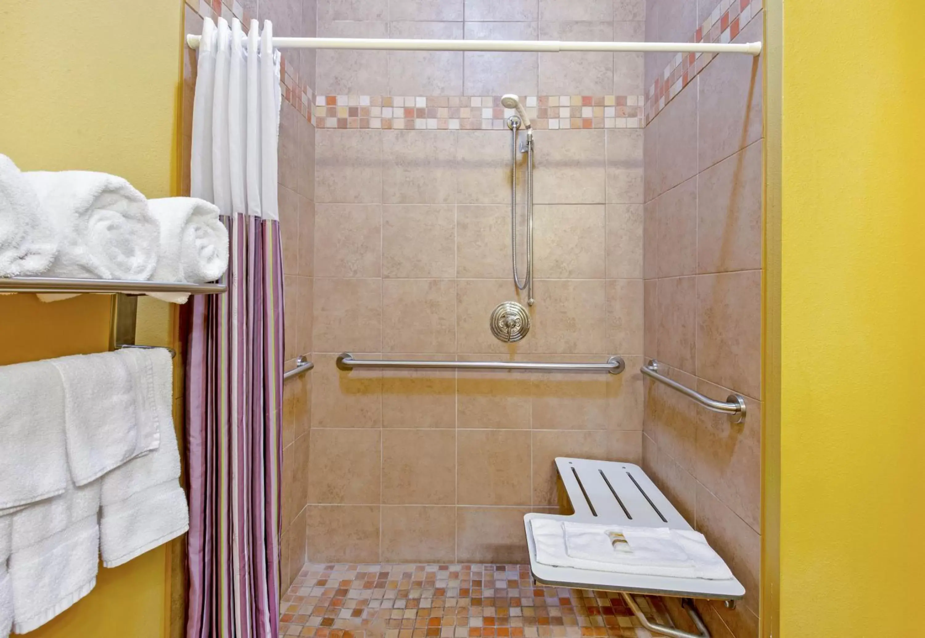 Bathroom in La Quinta Inn & Suites by Wyndham Eastland