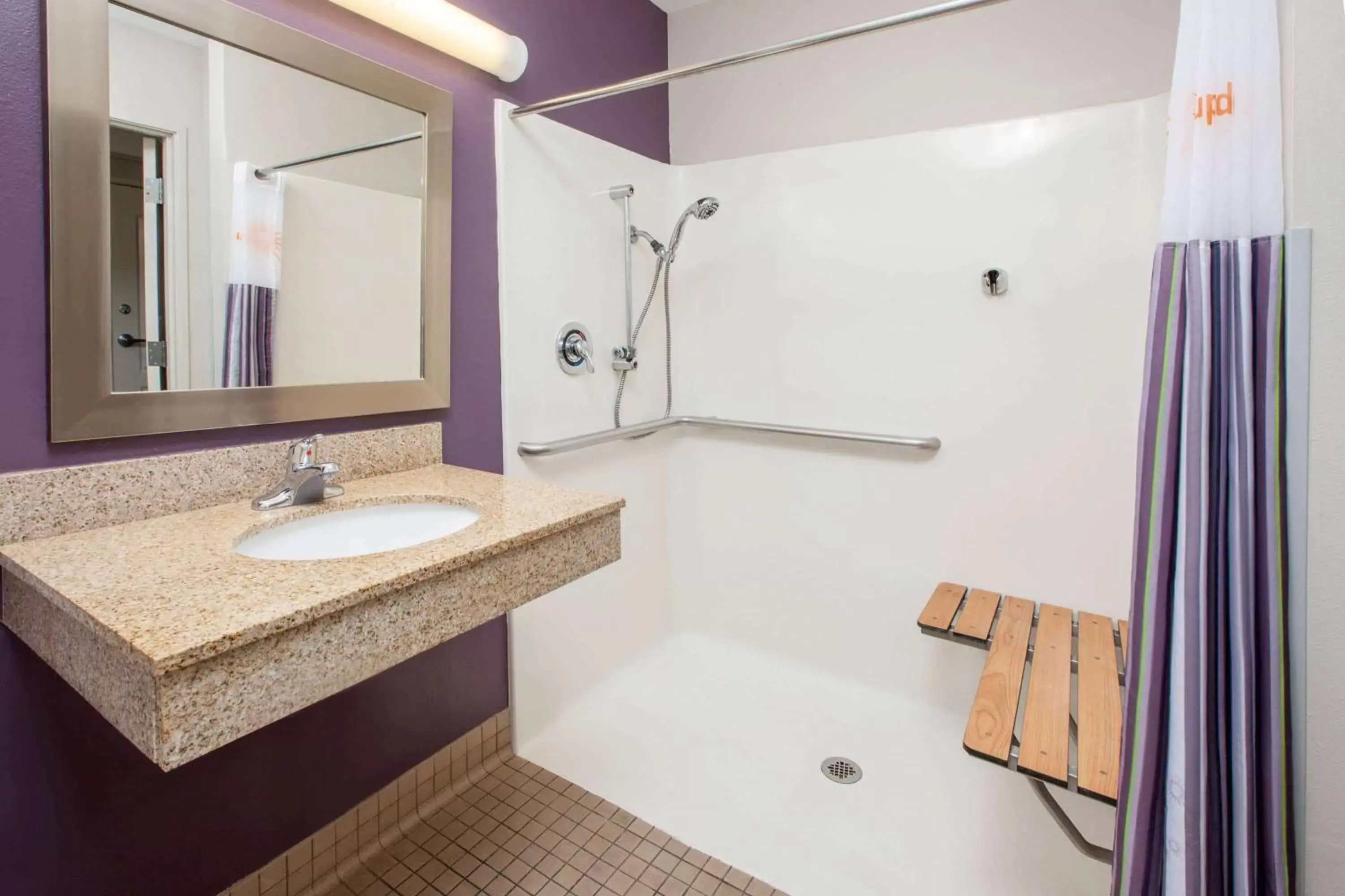 Bathroom in La Quinta by Wyndham Cincinnati Airport Florence