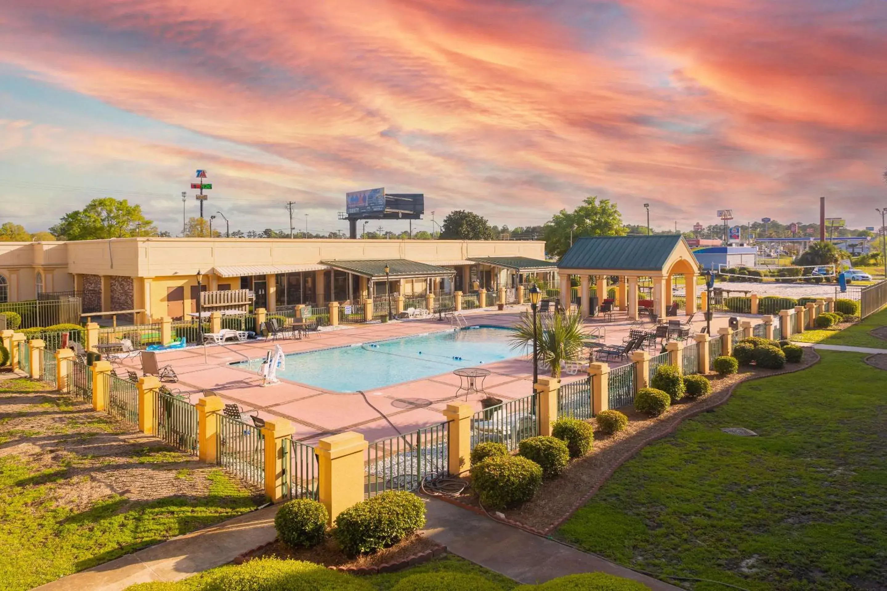 Property building, Swimming Pool in Quality Inn Richmond Hill - Savannah I-95