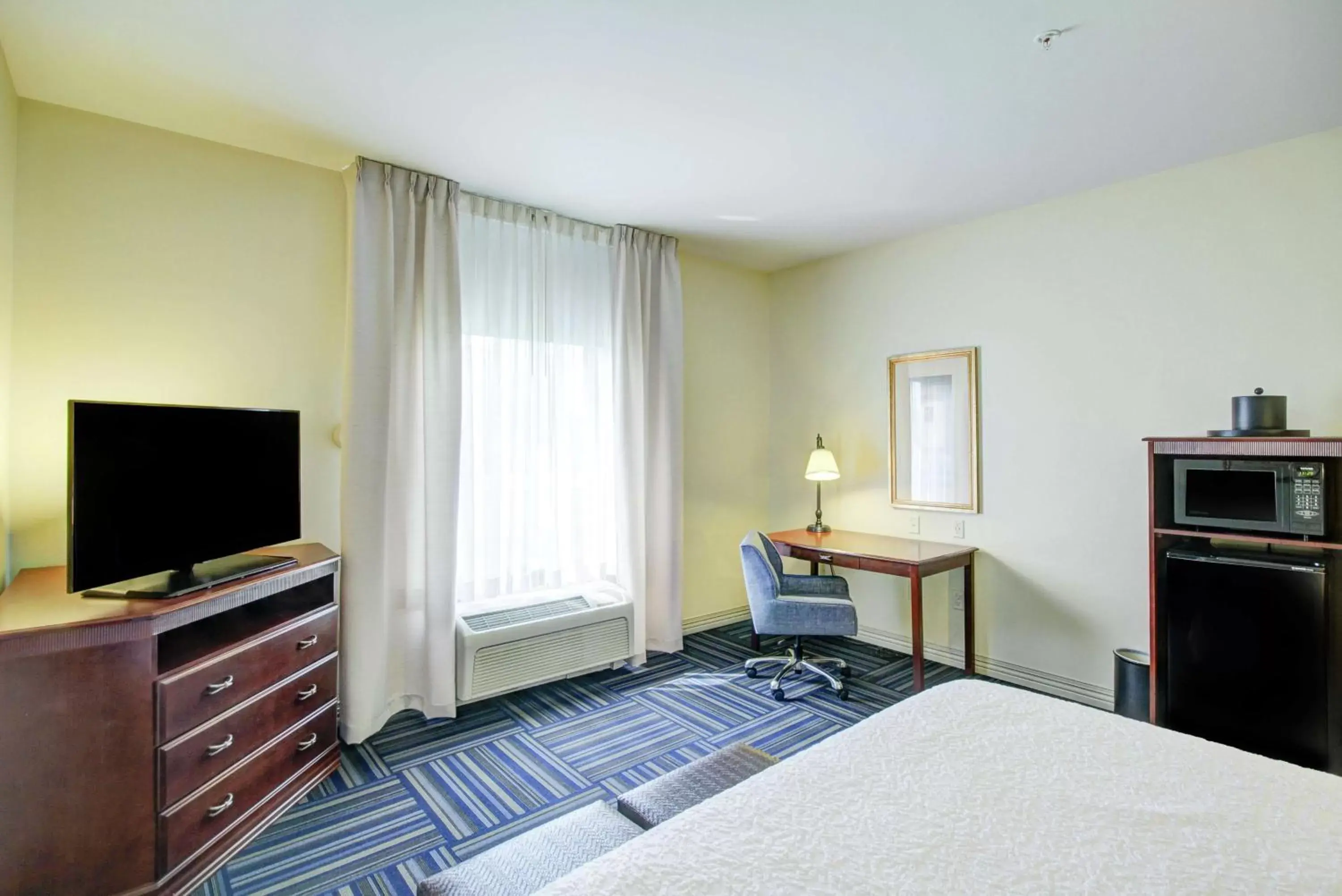 Bedroom, TV/Entertainment Center in Hampton Inn and Suites Alexandria