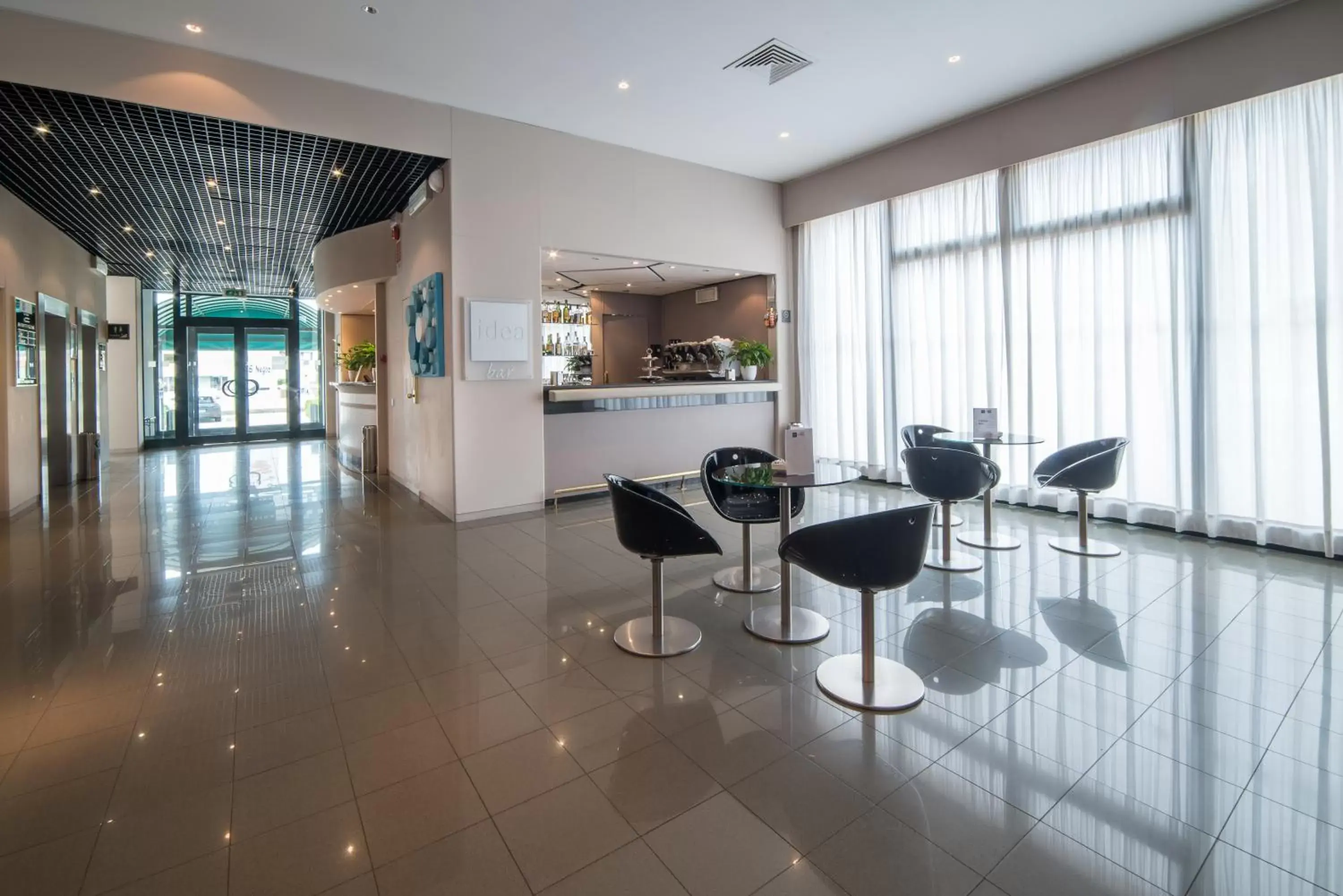 Lobby or reception, Kitchen/Kitchenette in Idea Hotel Piacenza